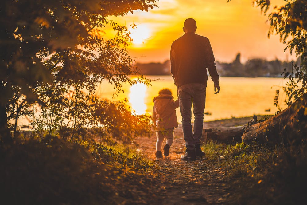 Mann hält Hand von Kind - Foto: Pexels