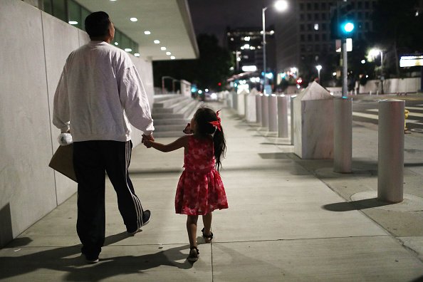 Padre e hija caminando │Imagen tomada de: Getty Images