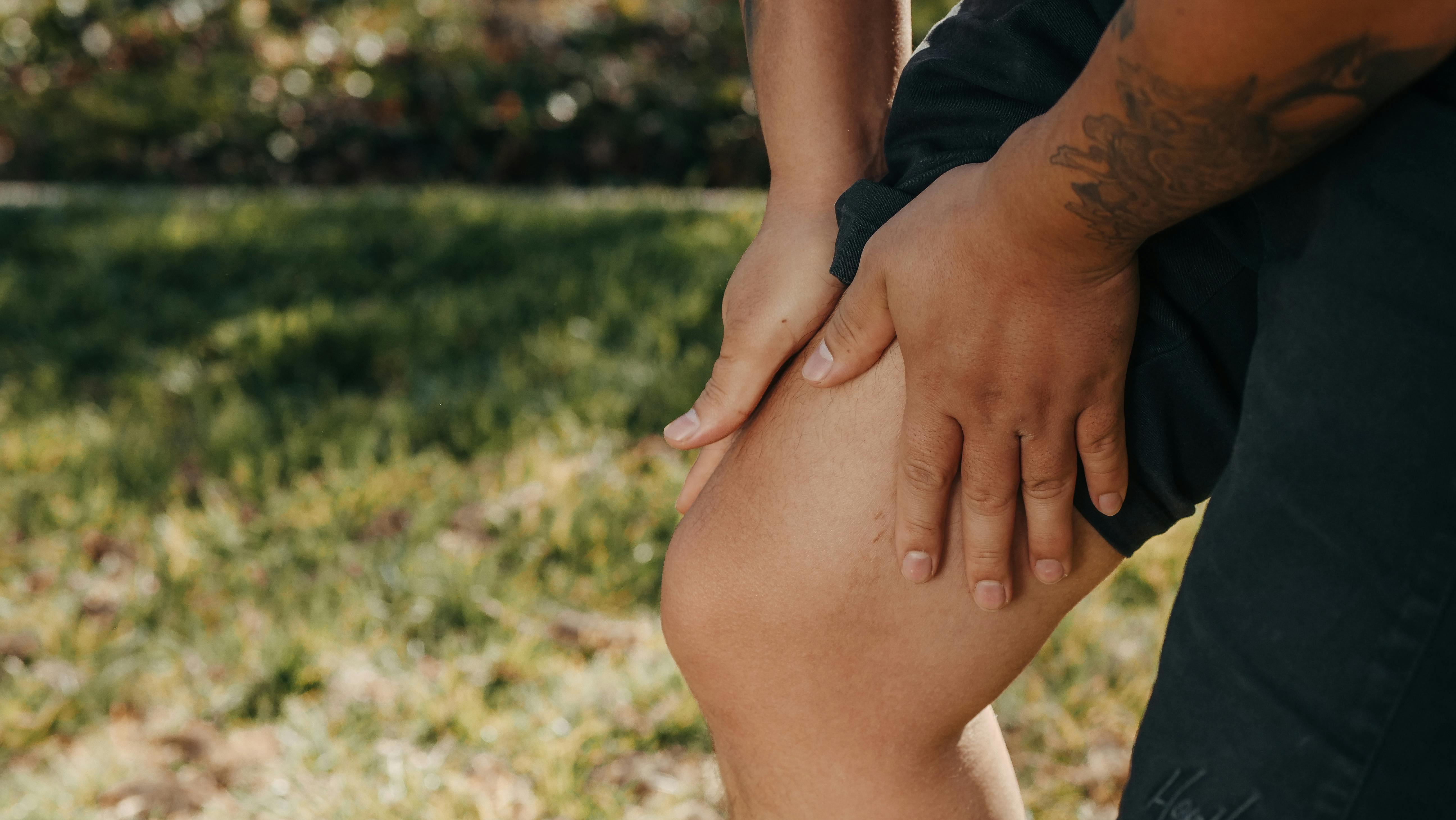 A man holding on to his knee | Source: Pexels