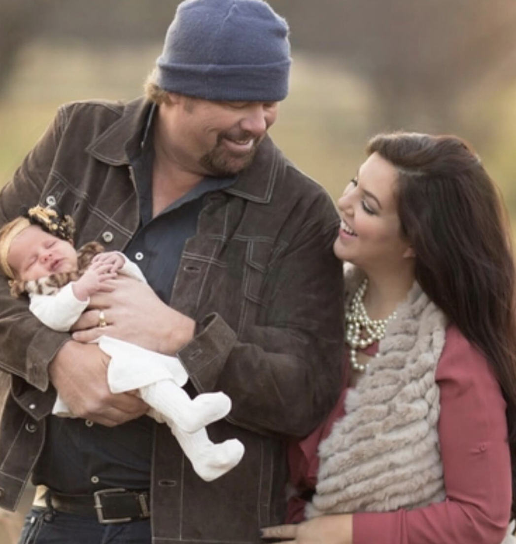 Toby Keith and Krystal Keith with one of Tobys grandchildren, posted on February 10, 2024 | Source: Instagram.com/krystalkeith/