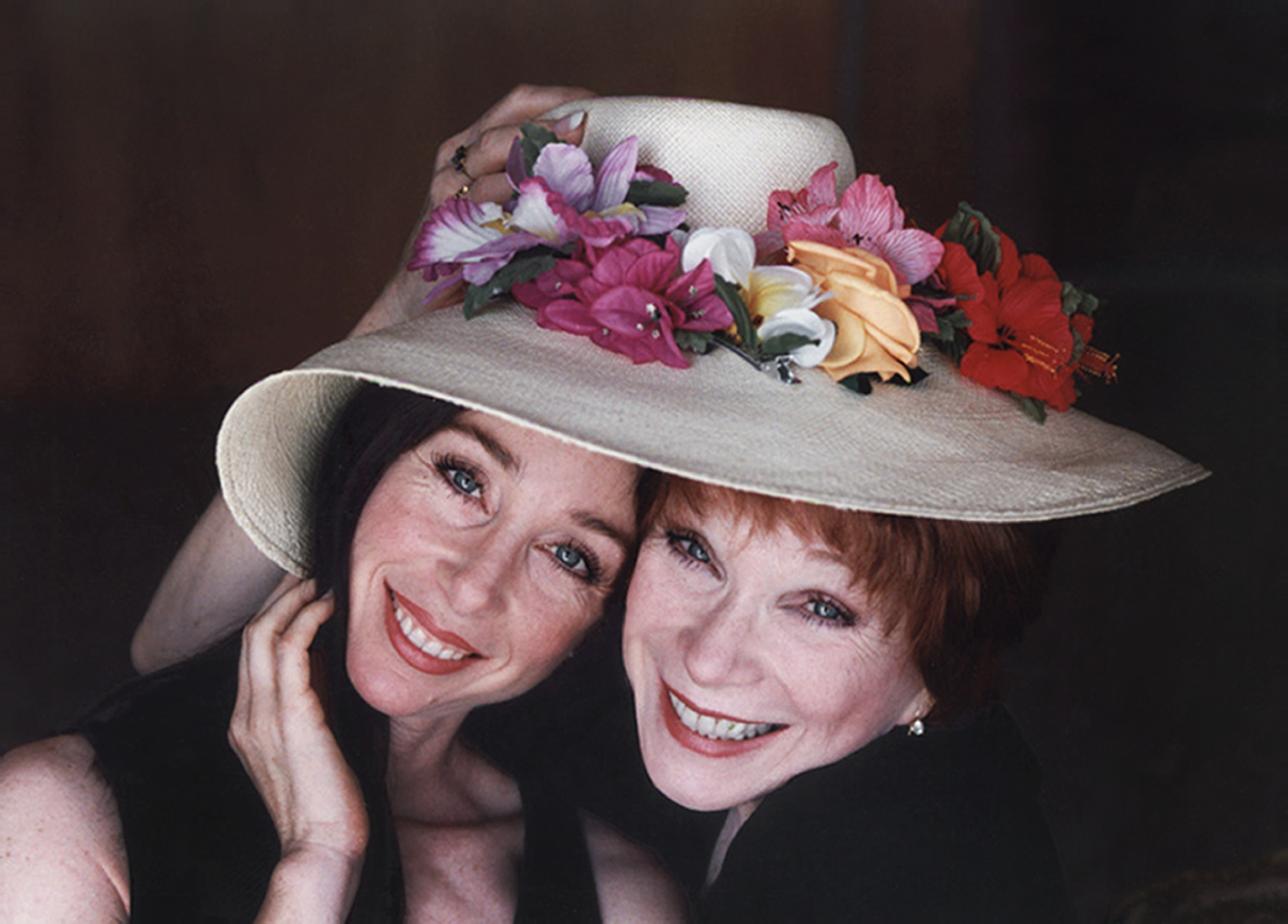 Shirley MacLaine and Sachi Parker circa 1996. | Source: Getty Images