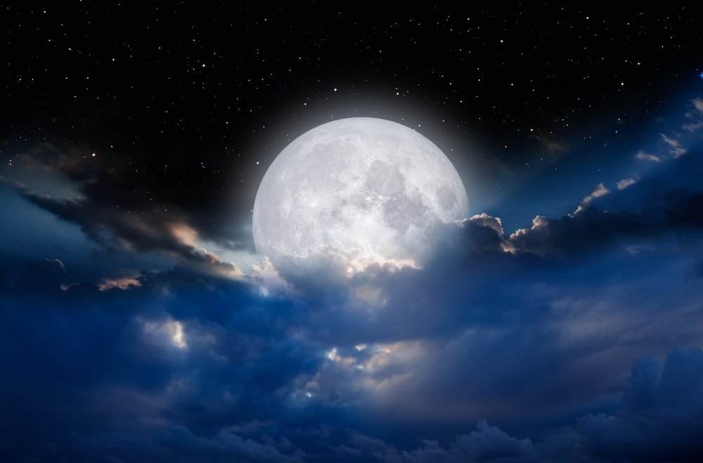 Cielo nocturno con luna en las nubes. | Fuente: Shutterstock Cielo nocturno con luna en las nubes. | Fuente: Shutterstock