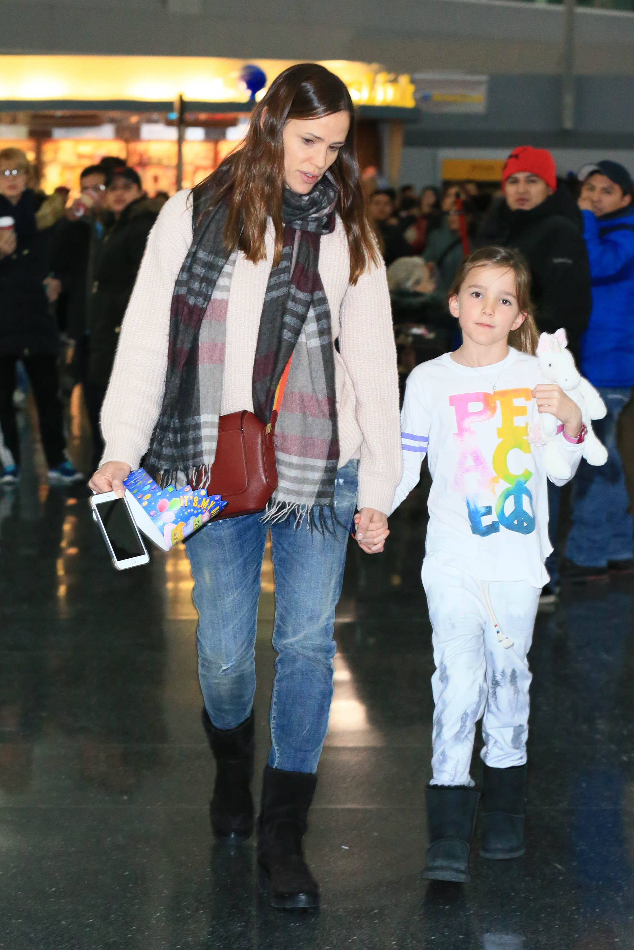Jennifer Garner and Seraphina Affleck at JFK on January 6, 2017, in New York. | Source: Getty Images
