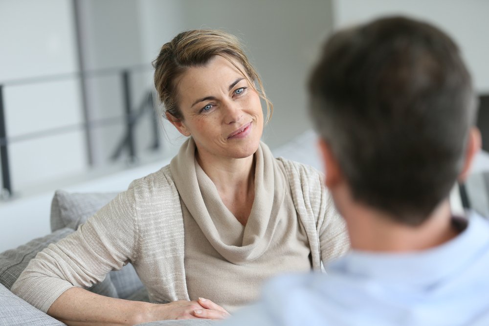 A woman and a man having a talk | Photo: Shutterstock/goodluz