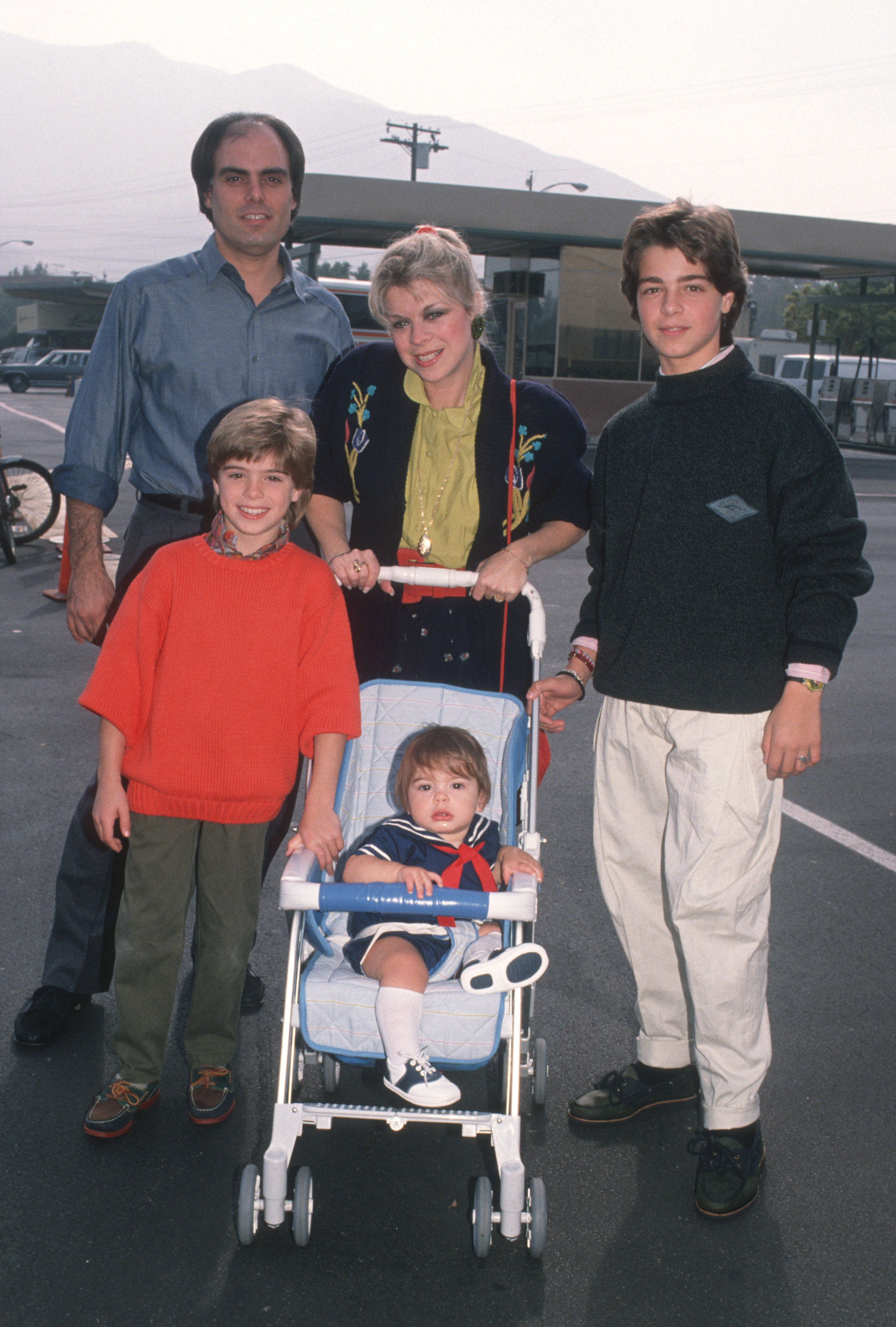 Joe, Matthew, Andrew, Donna, and Joey Lawrence attended the Los Angeles premiere of ""Oliver & Company," 1988 | Source: Getty Images