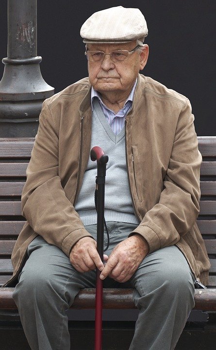 Anciano sentado en una banquilla sosteniendo un bastón. | Imagen: Max Pixel Anciano sentado en una banquilla sosteniendo un bastón. | Imagen: Max Pixel