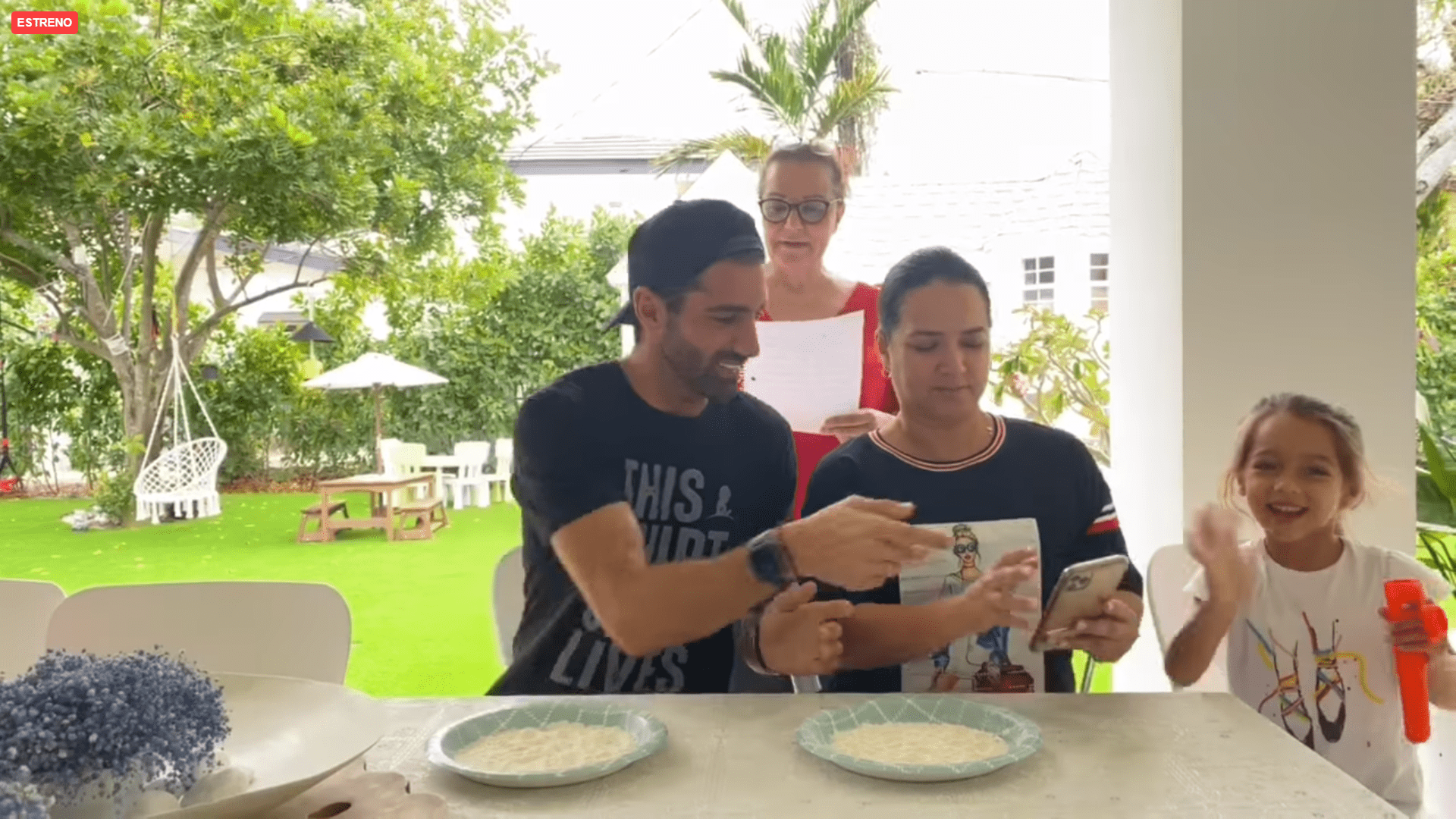 Toni Costa y Adamari López, en familia, listos para el reto de la harina. | Foto: Facebook/Toni Costa