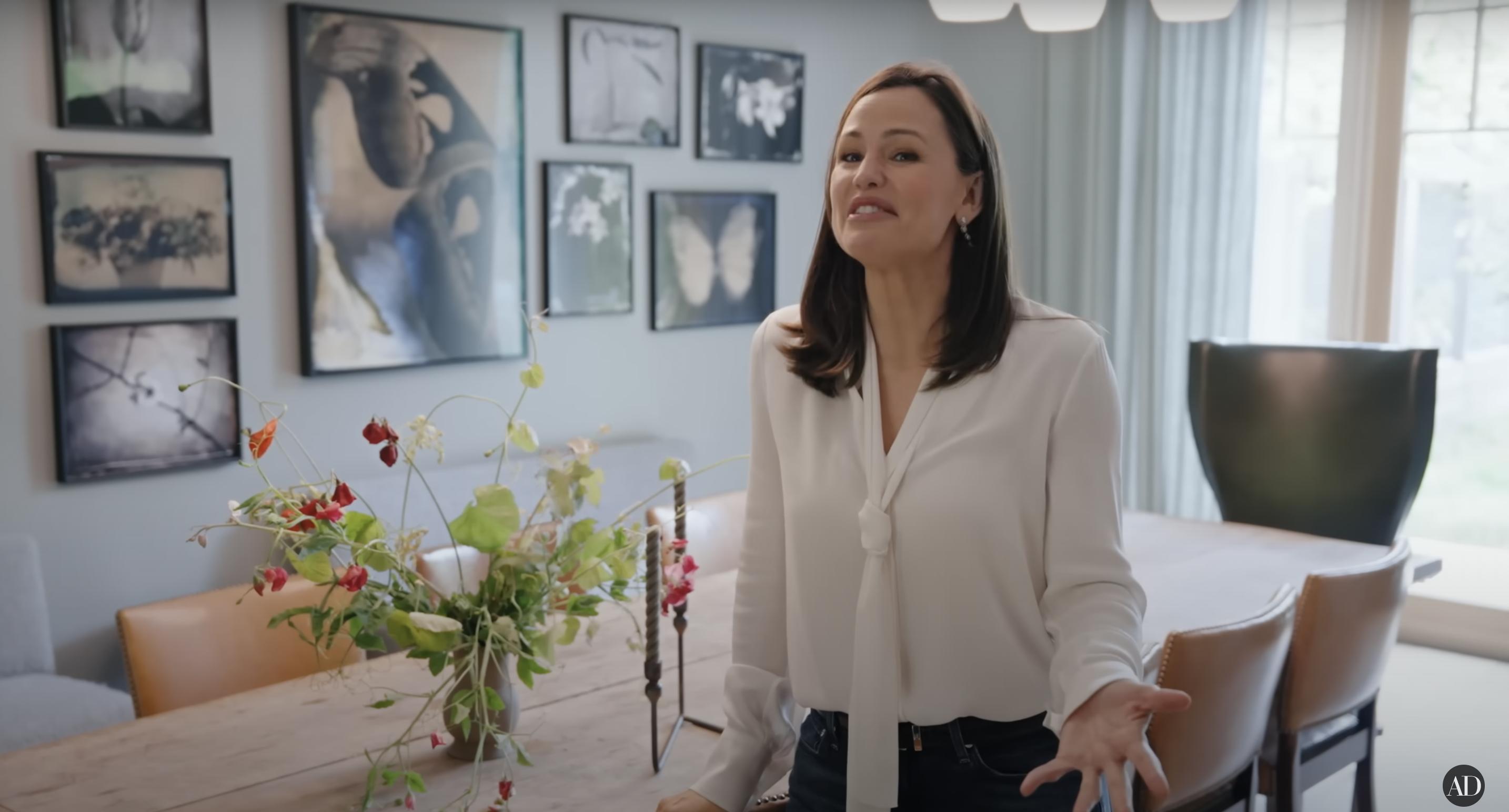 Jennifer Garner gives a tour of her dining room, dated September 3, 2024 | Source: YouTube/@Archdigest