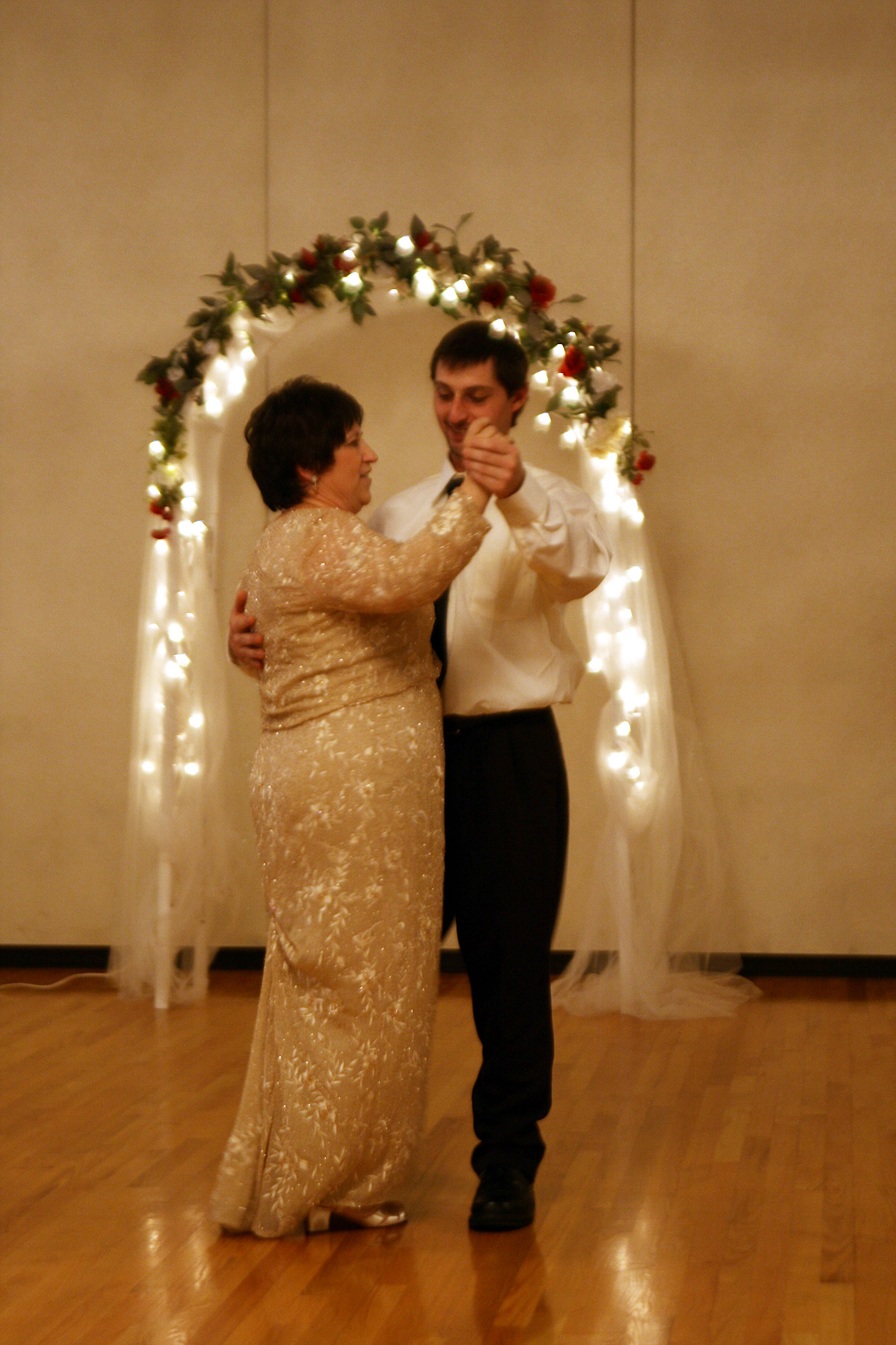 A son sharing a dance with his mother at his wedding | Source: Flickr
