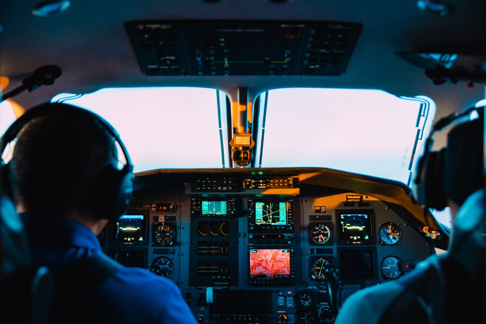 Piloto y copiloto en la cabina de un avión. | Foto: Unsplash