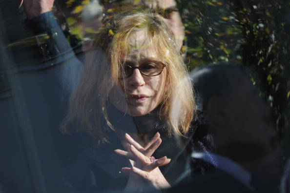 Elisabeth Depardieu prie sur le cercueil de son fils Guillaume Depardieu lors du service funèbre à l'église Notre-Damme le 17 octobre 2008 à Bougival, France. | Photo : Getty Images