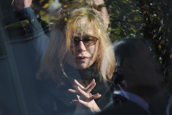 Elisabeth Depardieu prie sur le cercueil de son fils Guillaume Depardieu lors du service funèbre à l'église Notre-Damme le 17 octobre 2008 à Bougival, France. | Photo : Getty Images Elisabeth Depardieu prie sur le cercueil de son fils Guillaume Depardieu lors du service funèbre à l'église Notre-Damme le 17 octobre 2008 à Bougival, France. | Photo : Getty Images