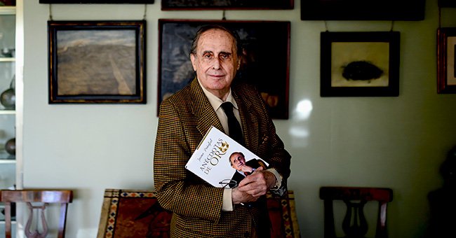 El periodista Jaime Peñafiel sonríe al sostener su libro. |  Foto: Getty Images