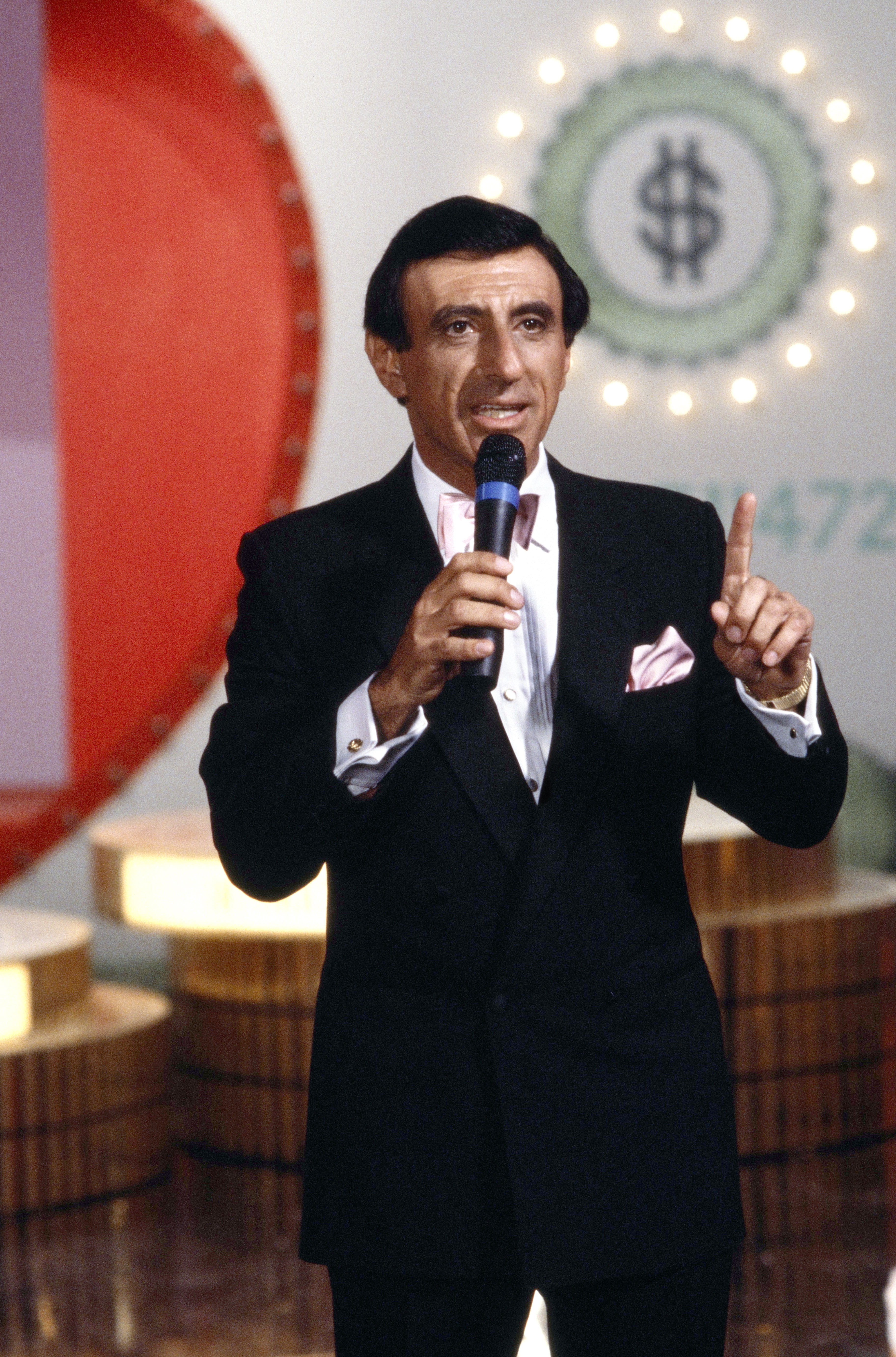 Jamie Farr as as Larry Melody in the movie "For Love or Money" on November 20, 1984 in Los Angeles, California | Source: Getty Images