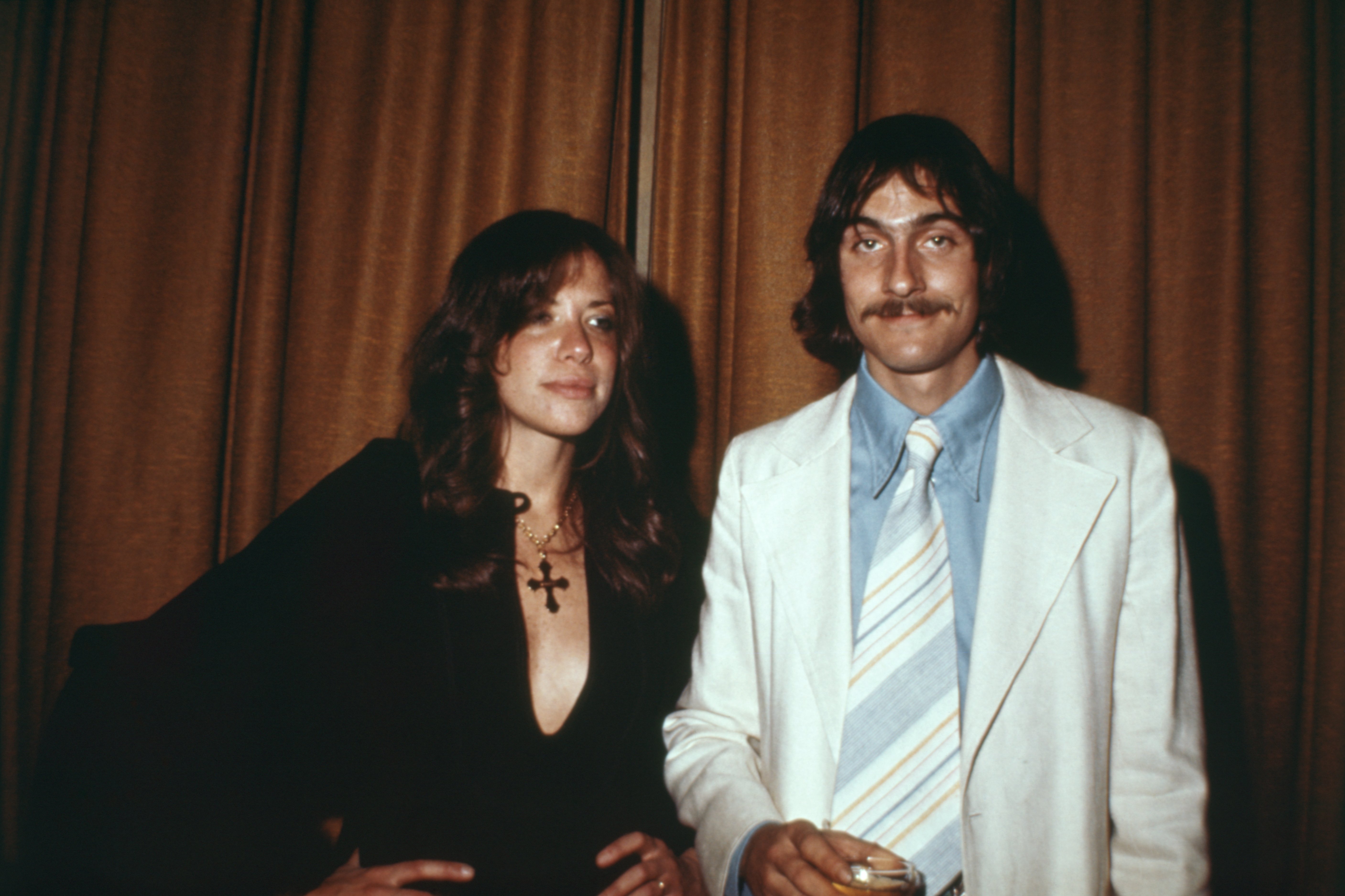 James Taylor pictured with wife Carly Simon at the Waldorf Astoria Hotel on March 20, 1973 in New York, New York ┃Source: Getty Images