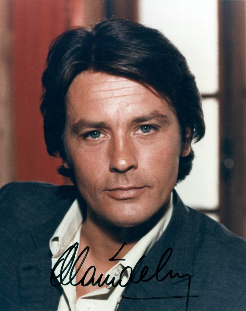 Alain Delon, acteur français, photo avec autographe c. 1977. | Photo : Getty Images