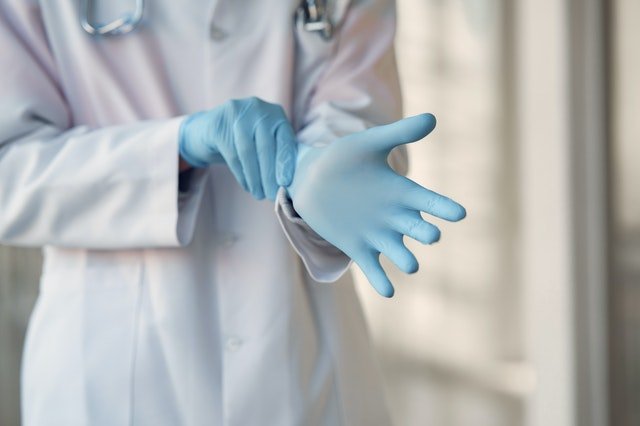 Médico con guantes. | Foto: Pexels
