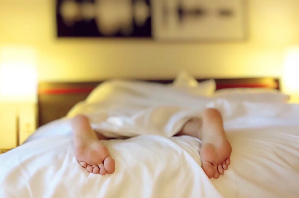 Pies de una persona acostada en la cama. | Foto: Pexels Pies de una persona acostada en la cama. | Foto: Pexels
