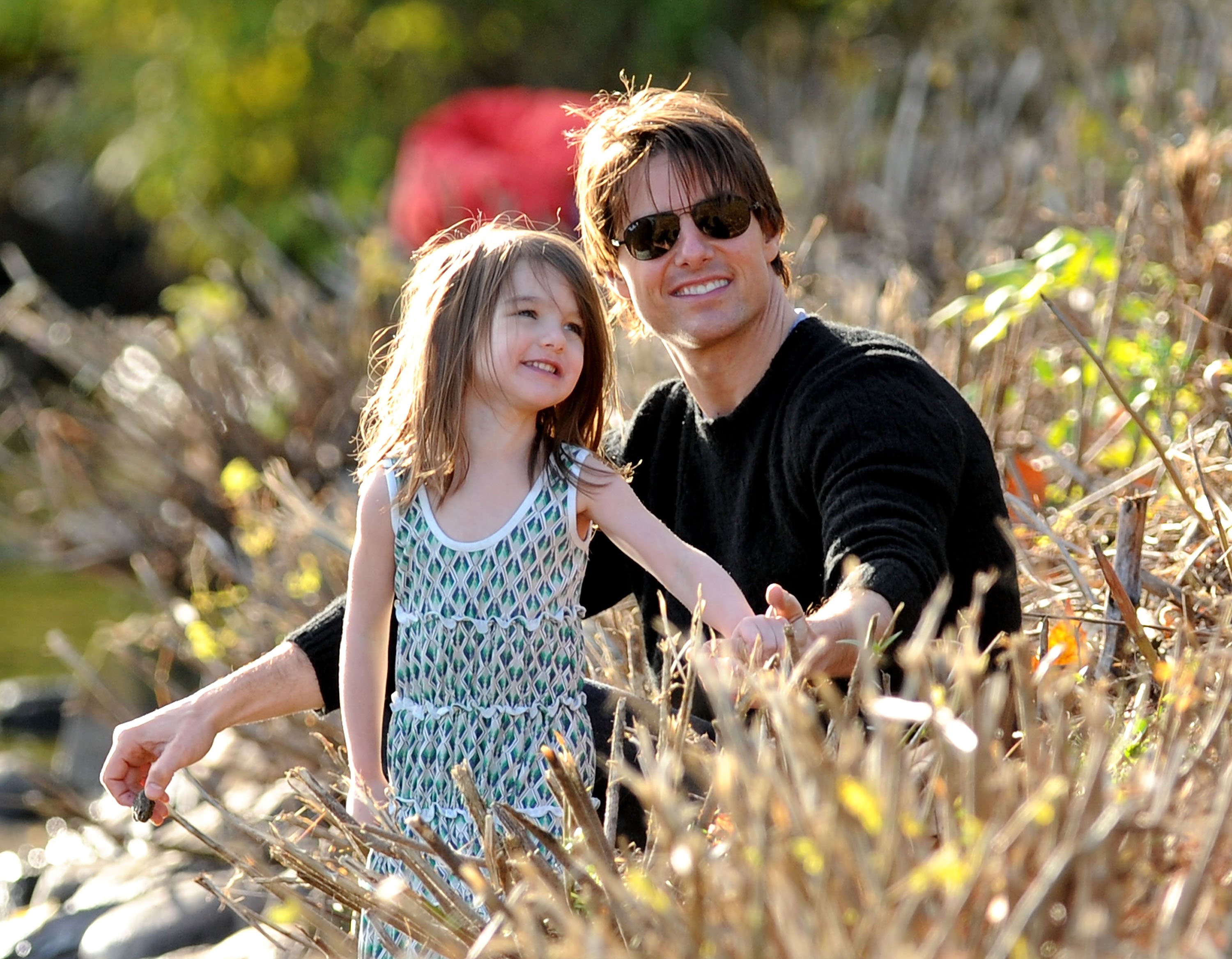 Suri Cruise and Tom Cruise visit Charles River Basin on October 10, 2009 in Cambridge, Massachusetts. | Source: Getty Images