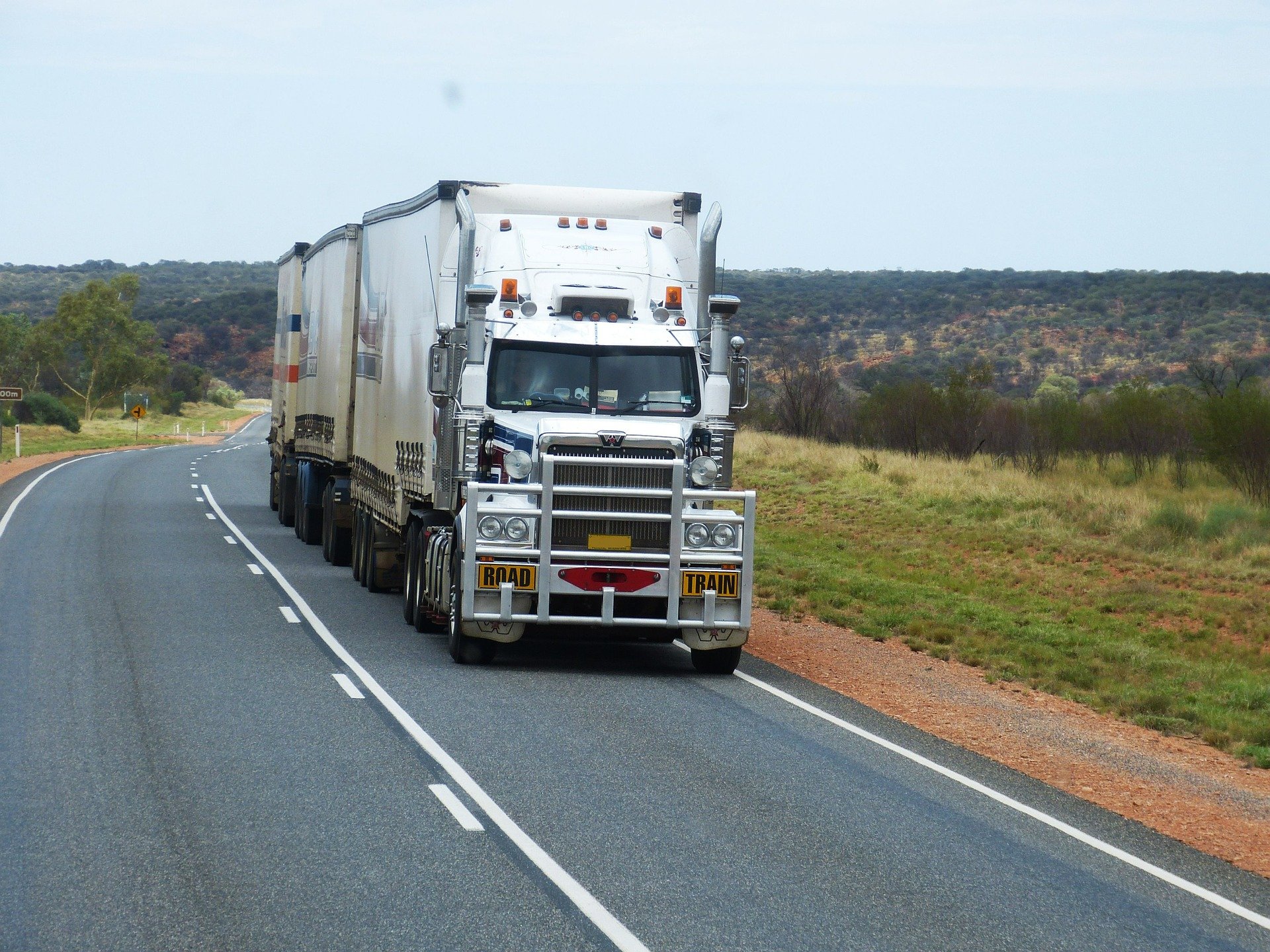 Truck on the road. | Source: Pixabay