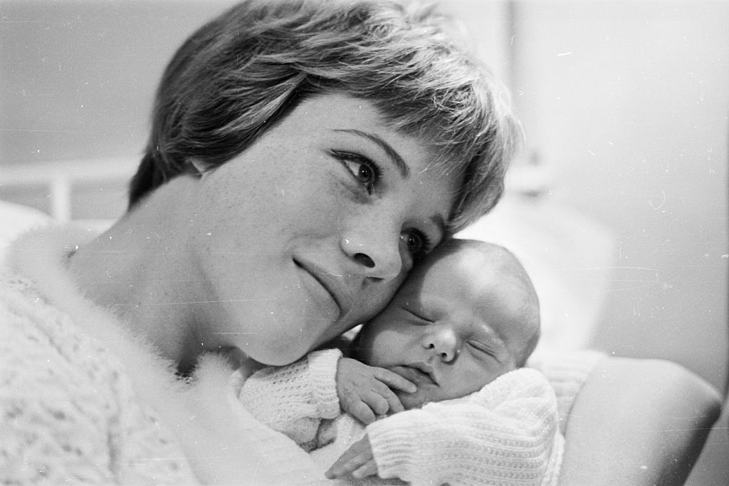 Julie Andrews with her newborn daughter, Emma, on November 28, 1962. | Source: McCabe/Express/Getty Images