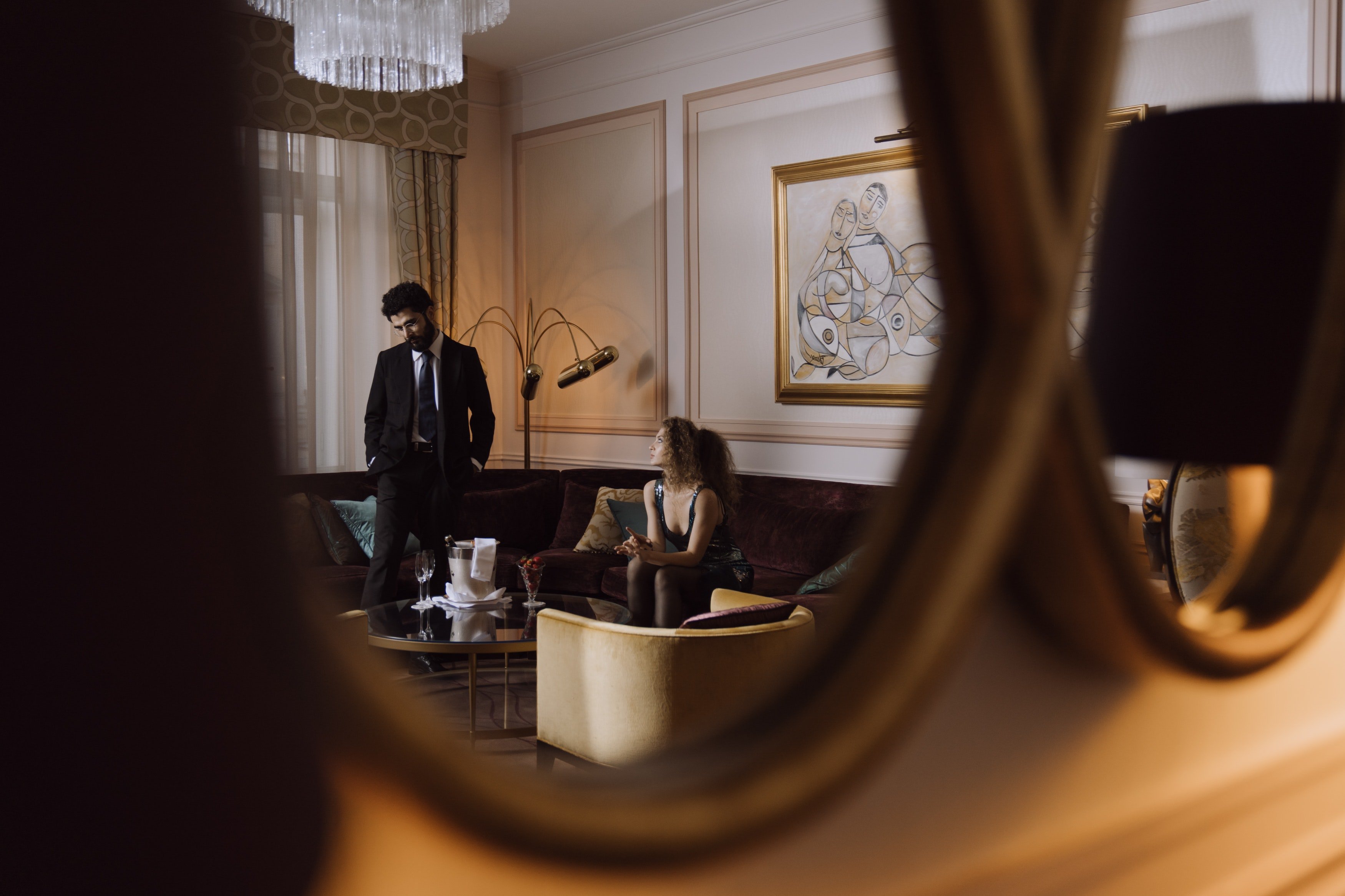Un hombre y una mujer en una sala conversando. | Foto: Pexels