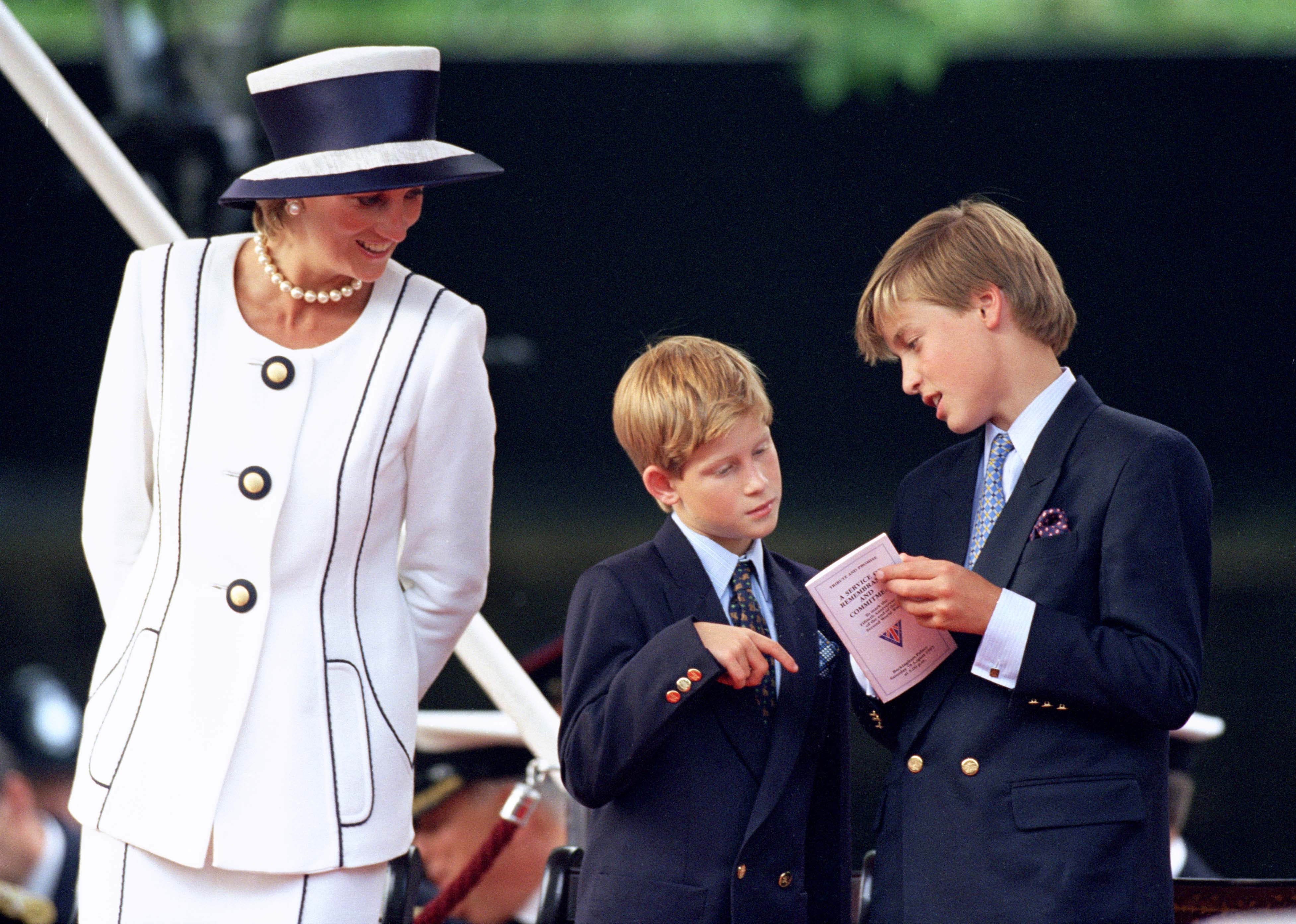 Die Prinzessin von Wales und die Prinzen William & Harry bei den Feierlichkeiten zum 50-jährigen Jubiläum des Vj Day in London. | Quelle: Getty Images