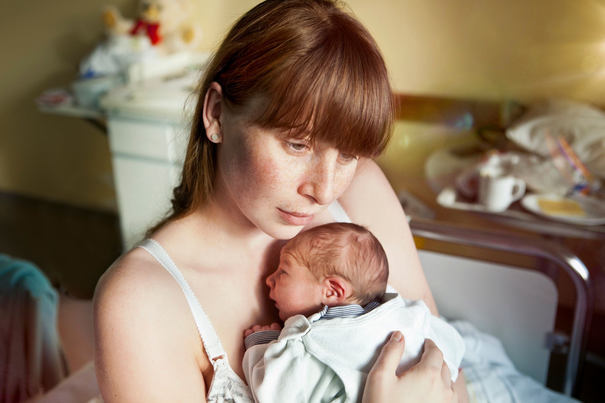 Eine Mutter hält ihr Neugeborenes im Krankenhaus. | Quelle: GettyImages