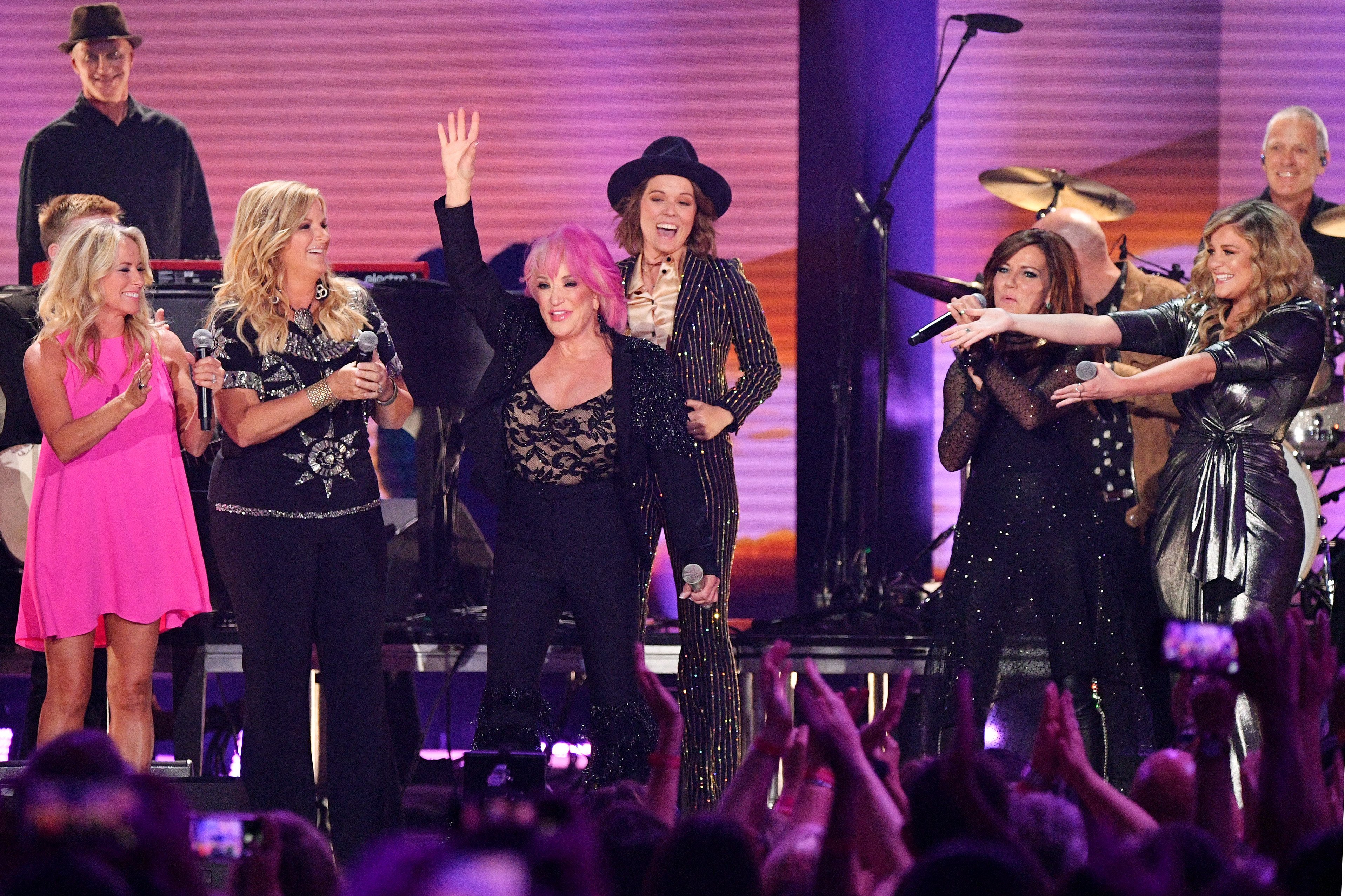 Tanya Tucker with Trisha Yearwood, Brandi Carlile, Martina McBride and Lauren Alaina at the 2019 CMT Music Awards in Nashville, Tennessee | Photo: Getty Images