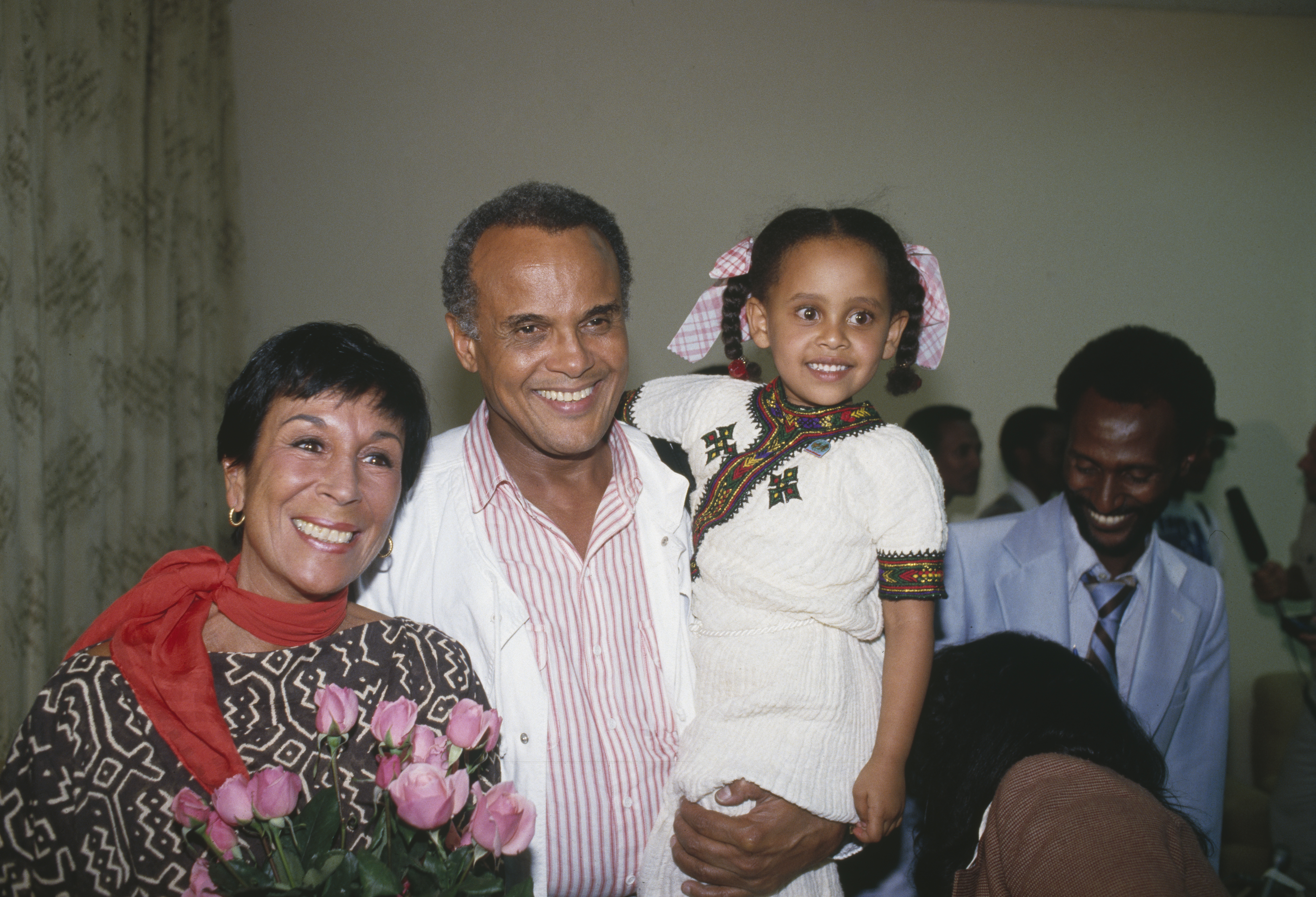 Julie Robinson and Harry Belafonte in Addis Abeba, circa 1985. | Source: Getty Images