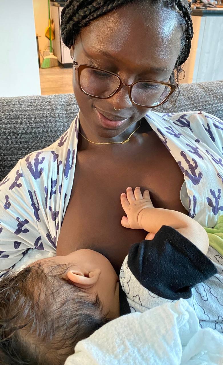 Juno Jackson rests in her mother's arms during a nursing break | Source: Instagram/jodiesmith