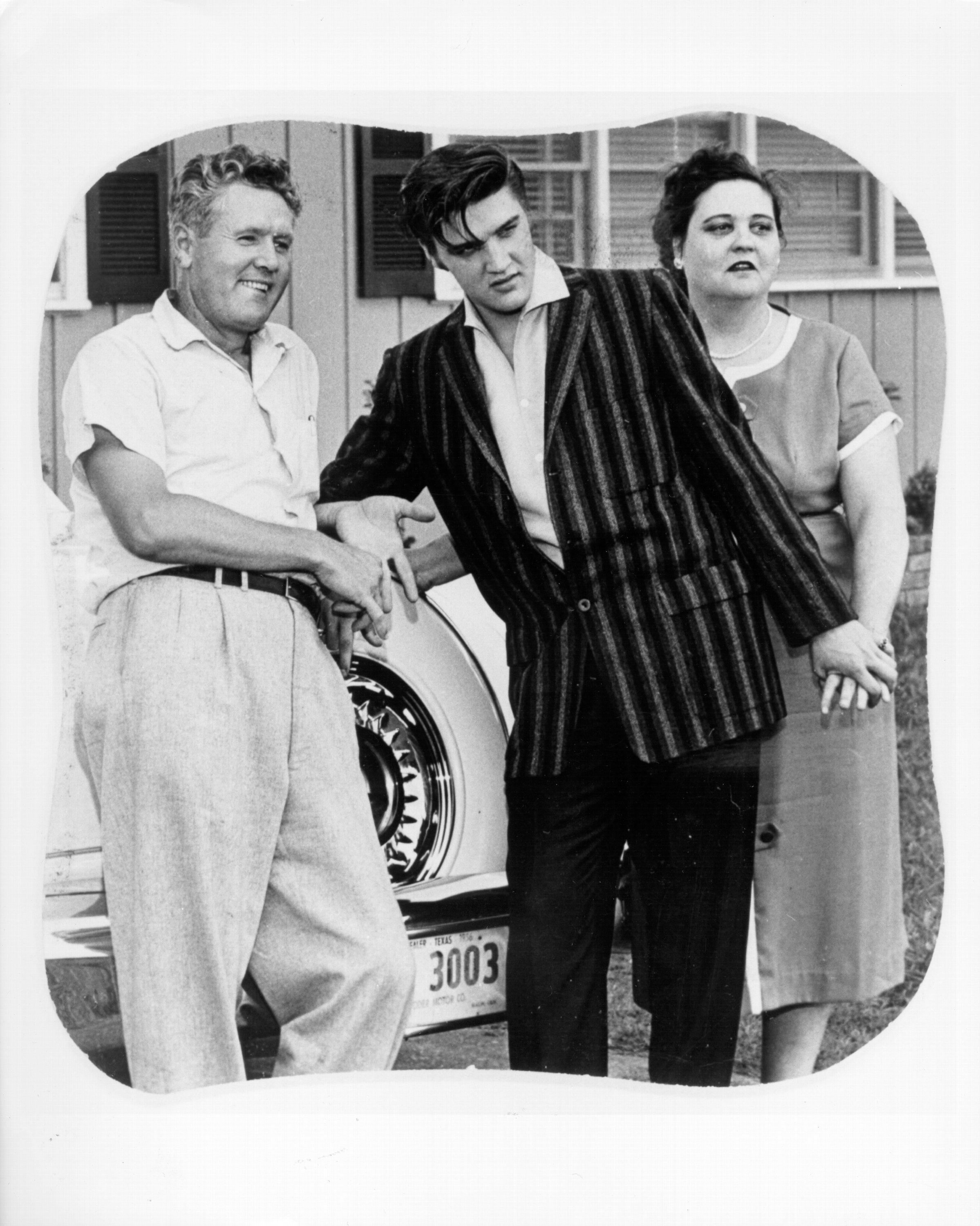 Rock and roll singer Elvis Presley poses for a portrait with his parents Vernon and Gladys Presley in circa 1956. | Source: Getty Images