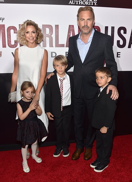 Kevin Costner, Christine Baumgartner und ihre Kinder, Hollywood, 2015 | Quelle: Getty Images