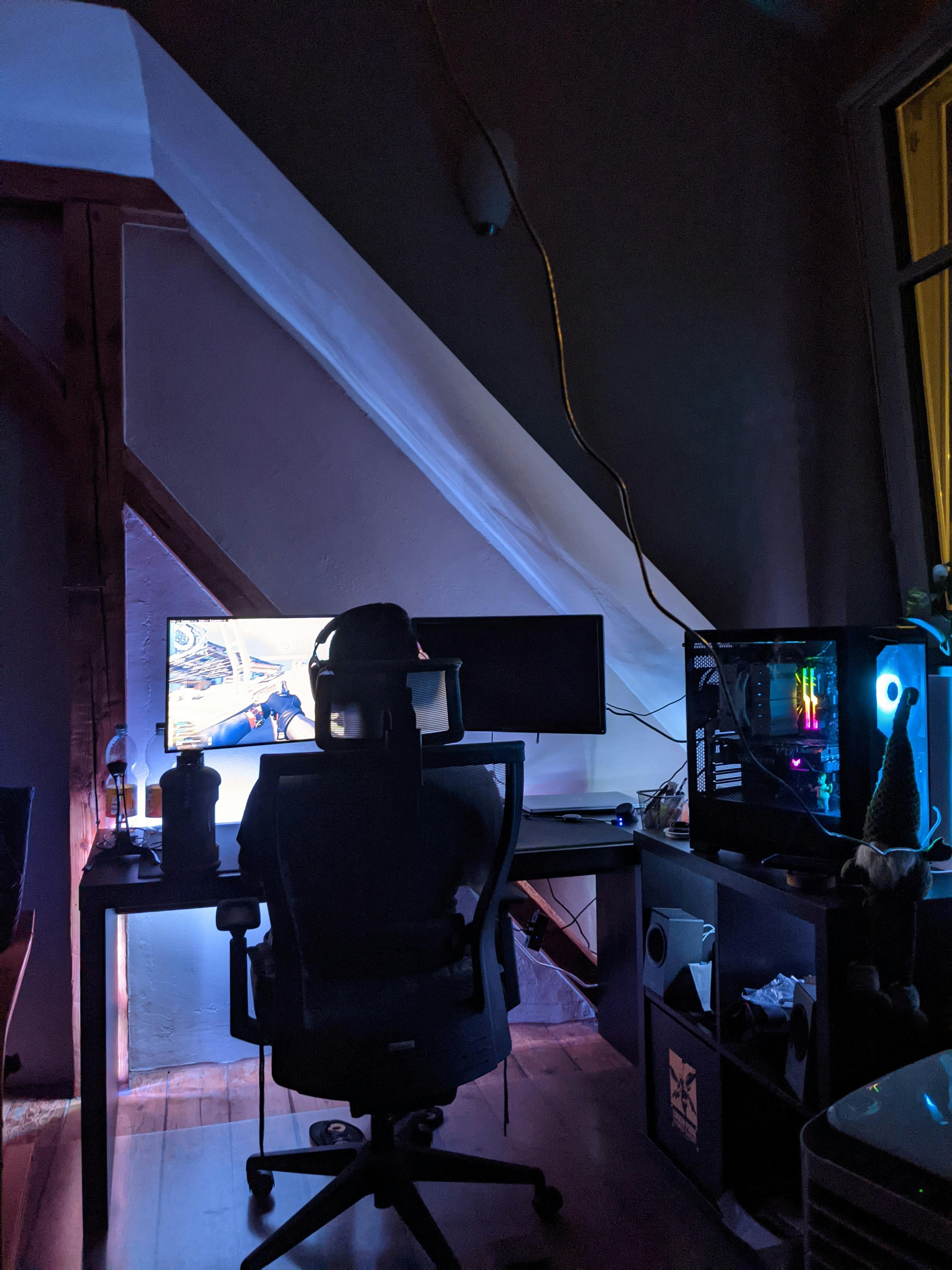 Someone playing a video game in a gaming room | Source: Pexels