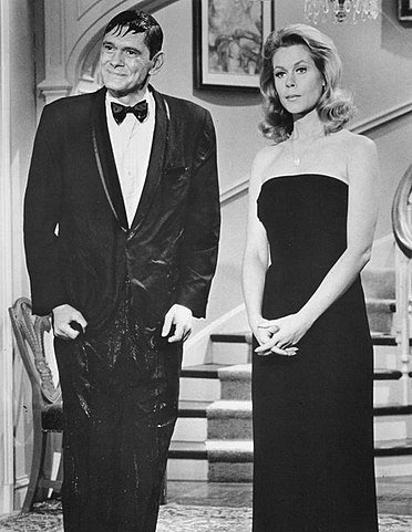Dick York and Elizabeth Montgomery in "Bewitched" in 1968. | Source: Wikimedia Commons. 