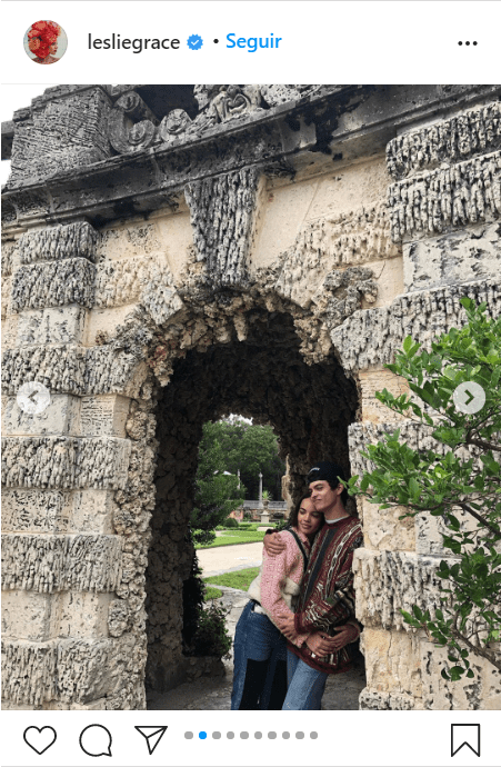 Leslie Grace e Ian Eastwood juntos en un antiguo portal. | Foto: Instagram/lesliegrace