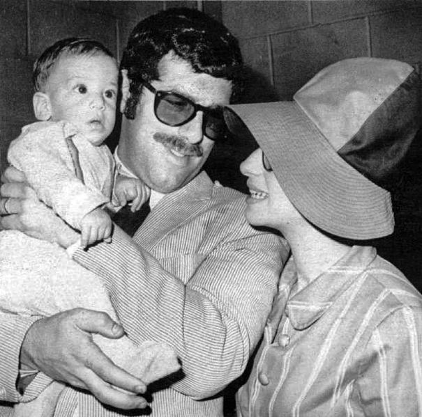 Press photo of Elliot Gould and Barbra Streisand with their baby, Jason. | Source: Wikimedia Commons