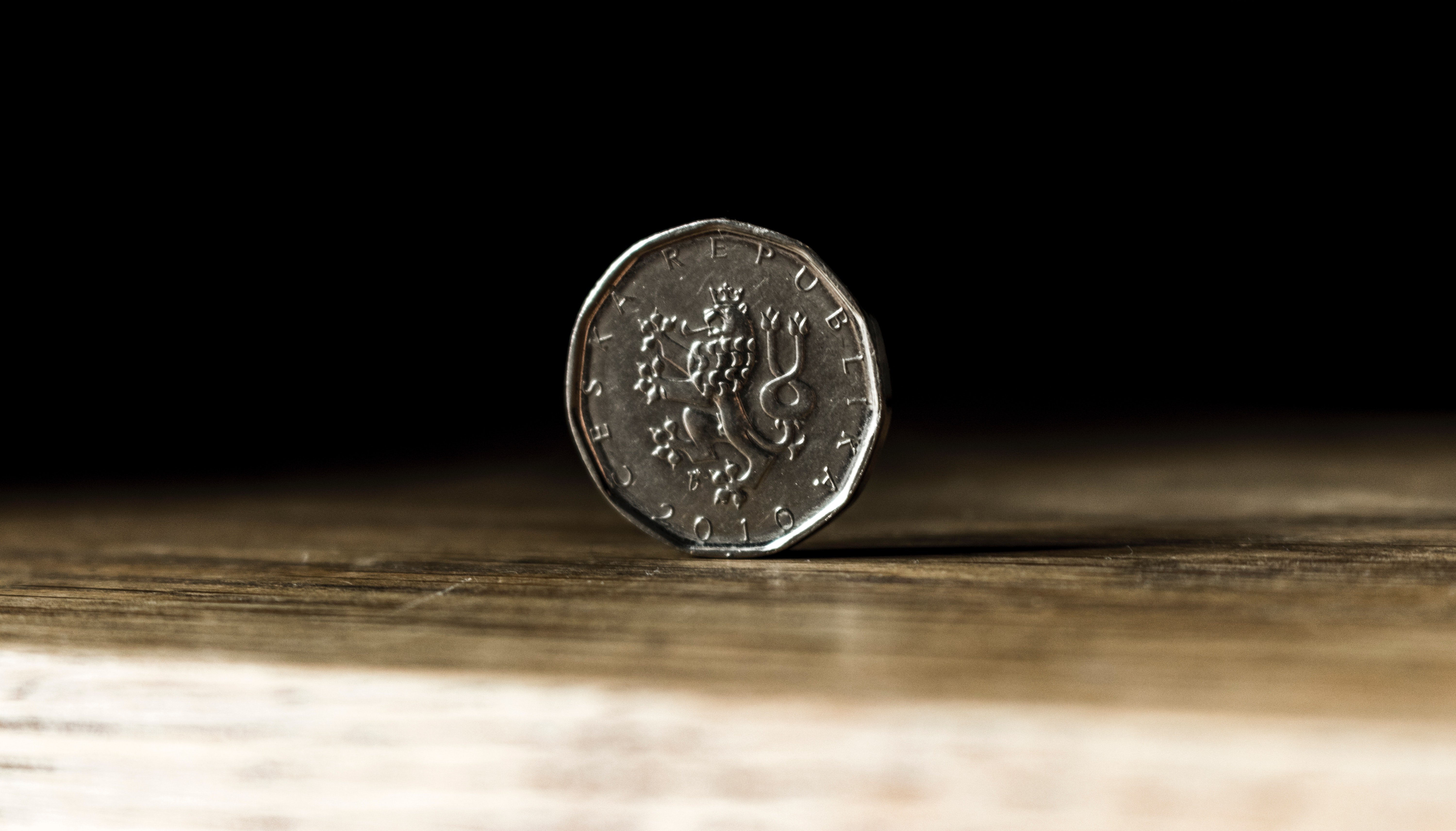 A coin standing on it edges | Source: Pexels