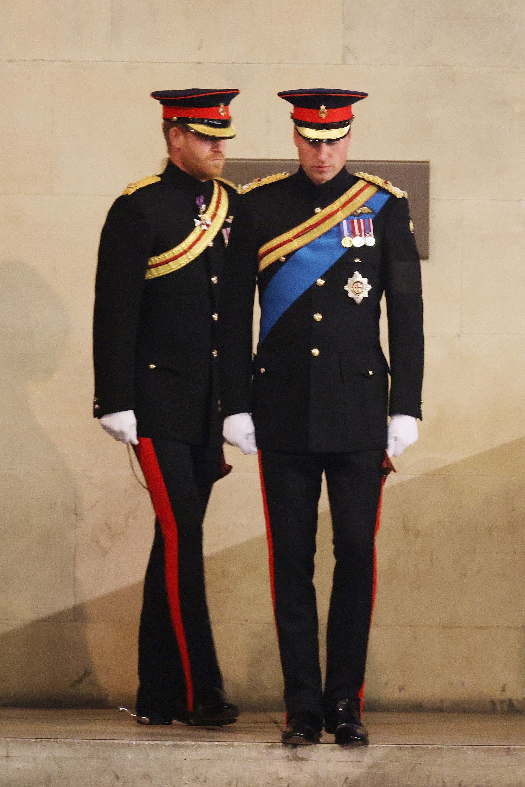 Prinz William, Prinz von Wales, und Prinz Harry, Herzog von Sussex, treffen ein, um am 17. September 2022 in London, England, eine Mahnwache zu Ehren von Königin Elizabeth II. in der Westminster Hall abzuhalten. | Quelle: Getty Images