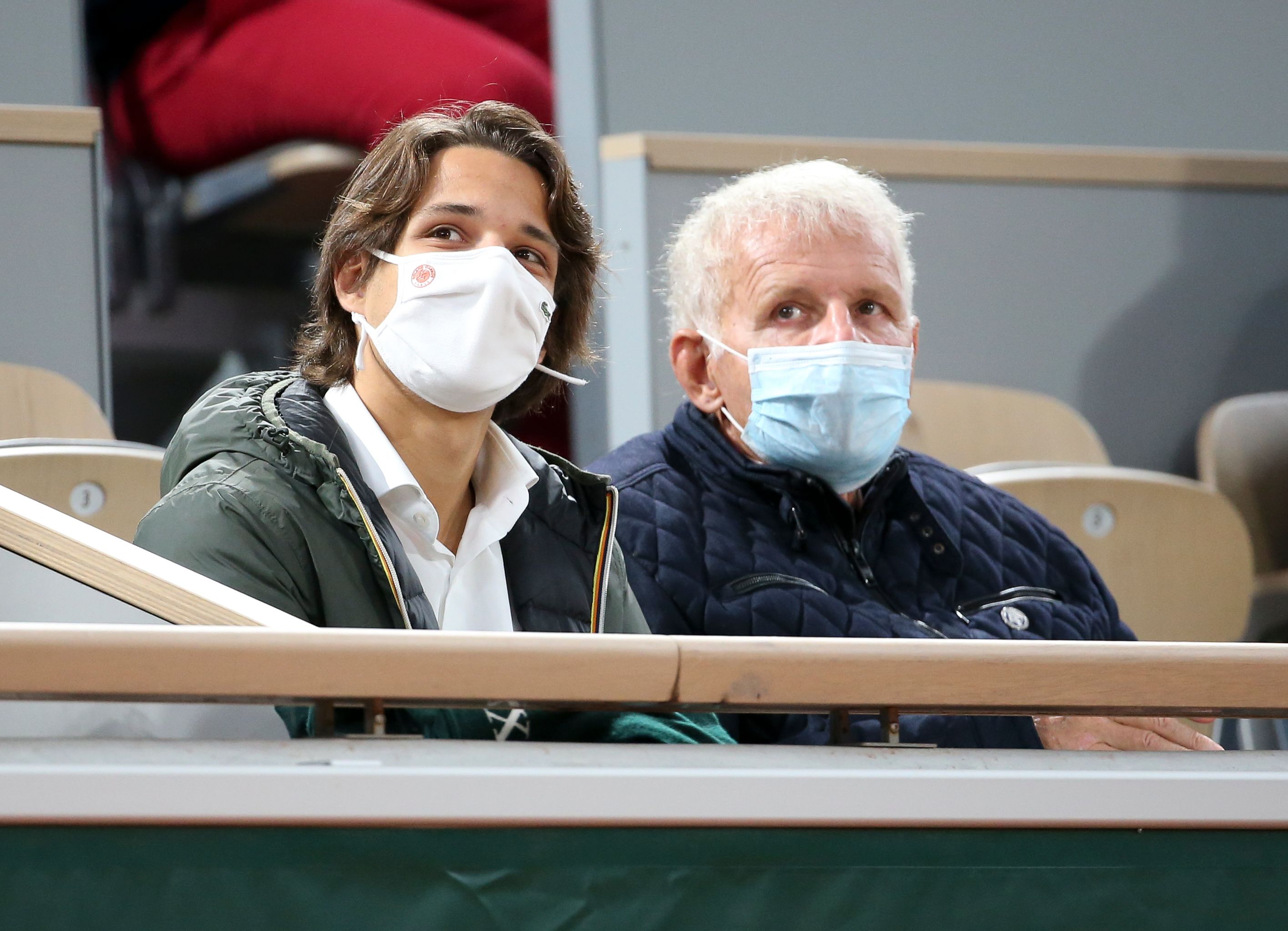 Patrick Poivre d'Arvor et son petit-fils à Roland-Garros le 11 octobre 2020. l Source : Getty Images