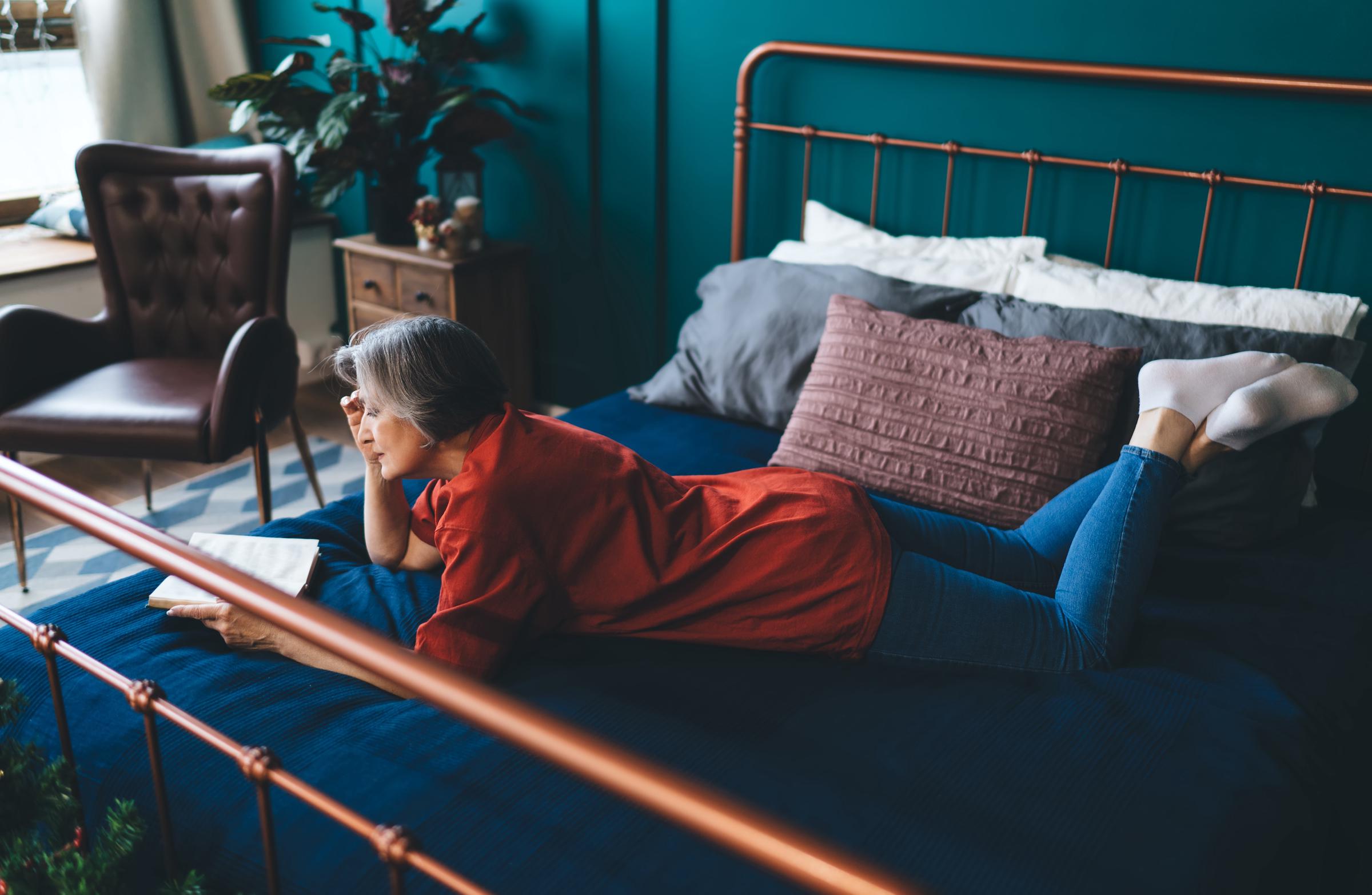 Woman reading in bed | Source: Shuterstock