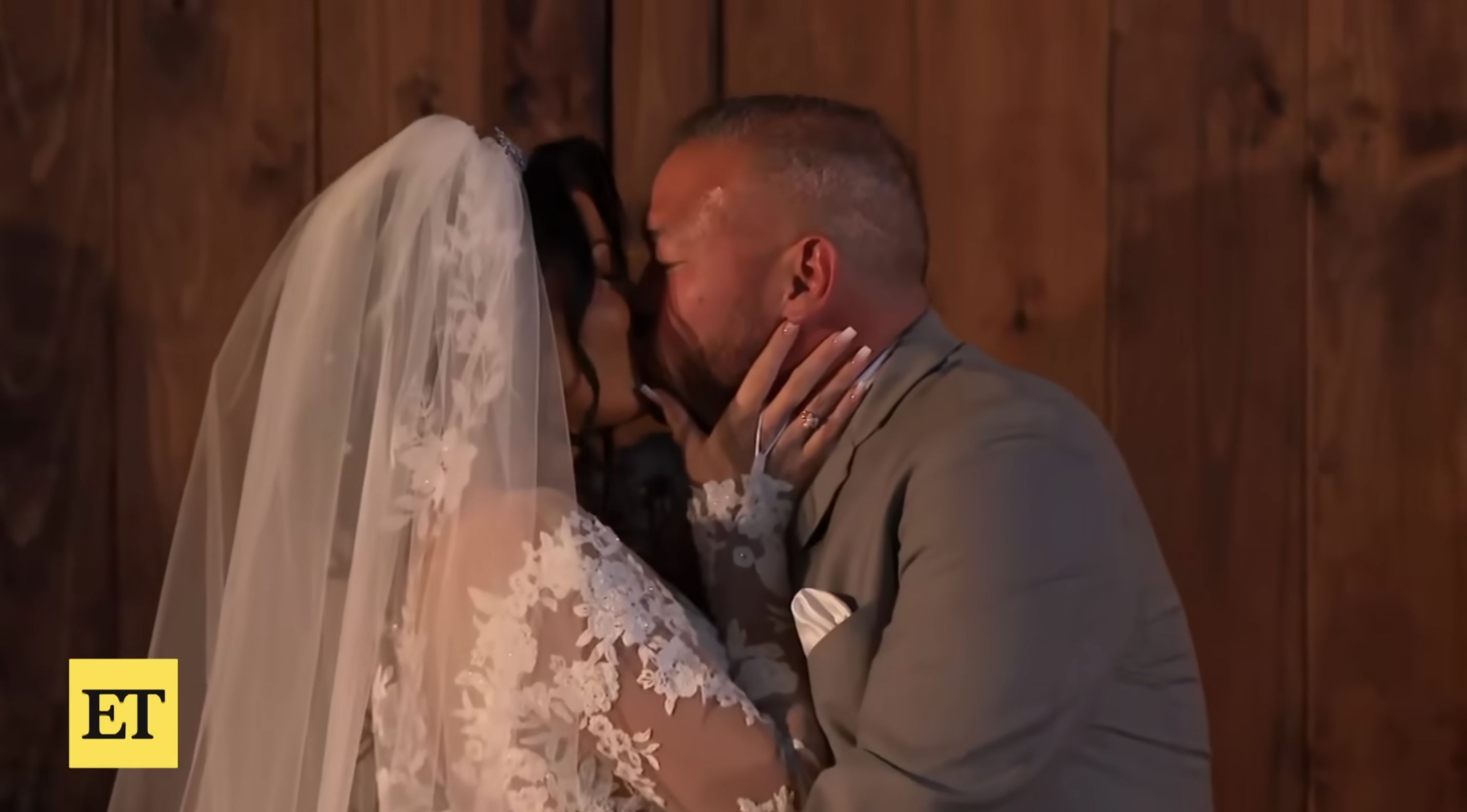 Stephanie Lebo and Jon Gosselin kiss on their wedding day, dated November 24, 2025 | Source: YouTube/EntertainmentTonight