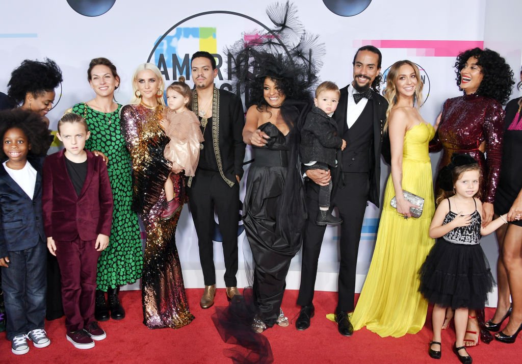 Diana Ross surrounded by her children and grandchildren at the 2017 American Music Awards on November 19, 2017 in Los Angeles, California.| Source: Getty Images