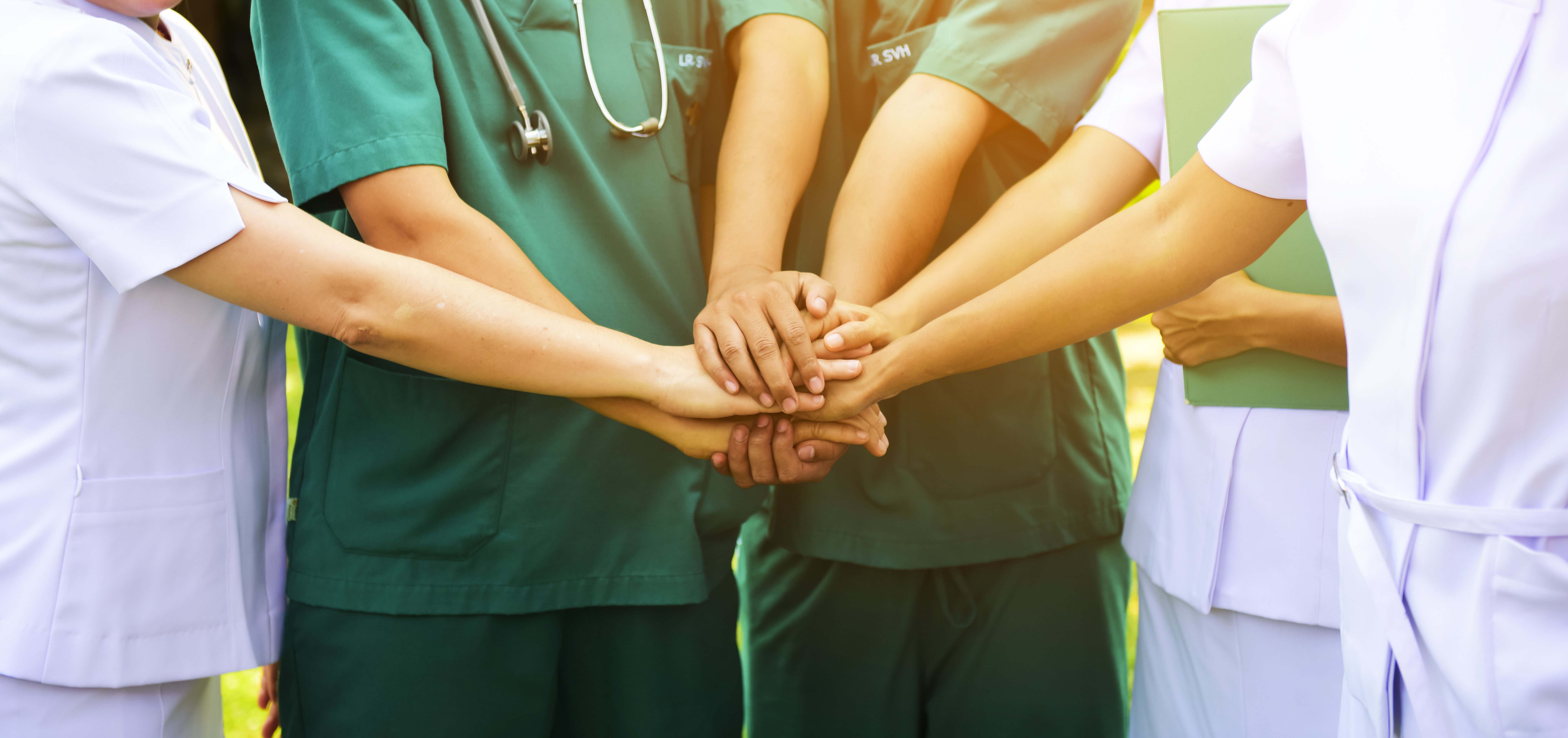 Grupo de médicos en un gesto de unión. | Foto: Shutterstock