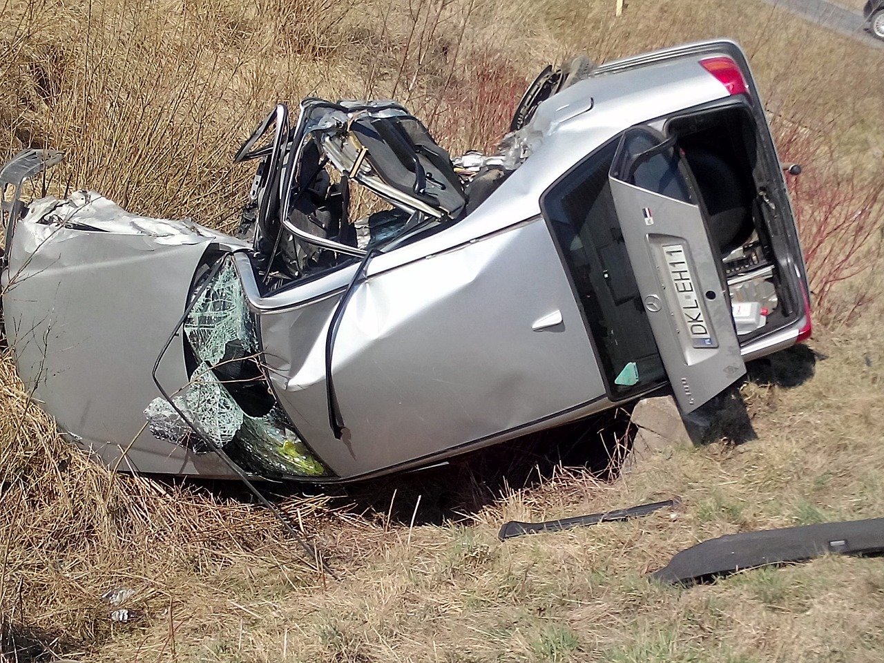 Une voiture totalement détruite suite à un accident. | Photo : Pixabay
