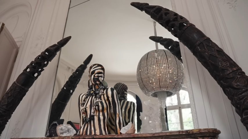 A detailed look at the glittering, oversized crystal chandelier designed by Kravitz Design in collaboration with Swarovski. | Source: YouTube/@Archdigest