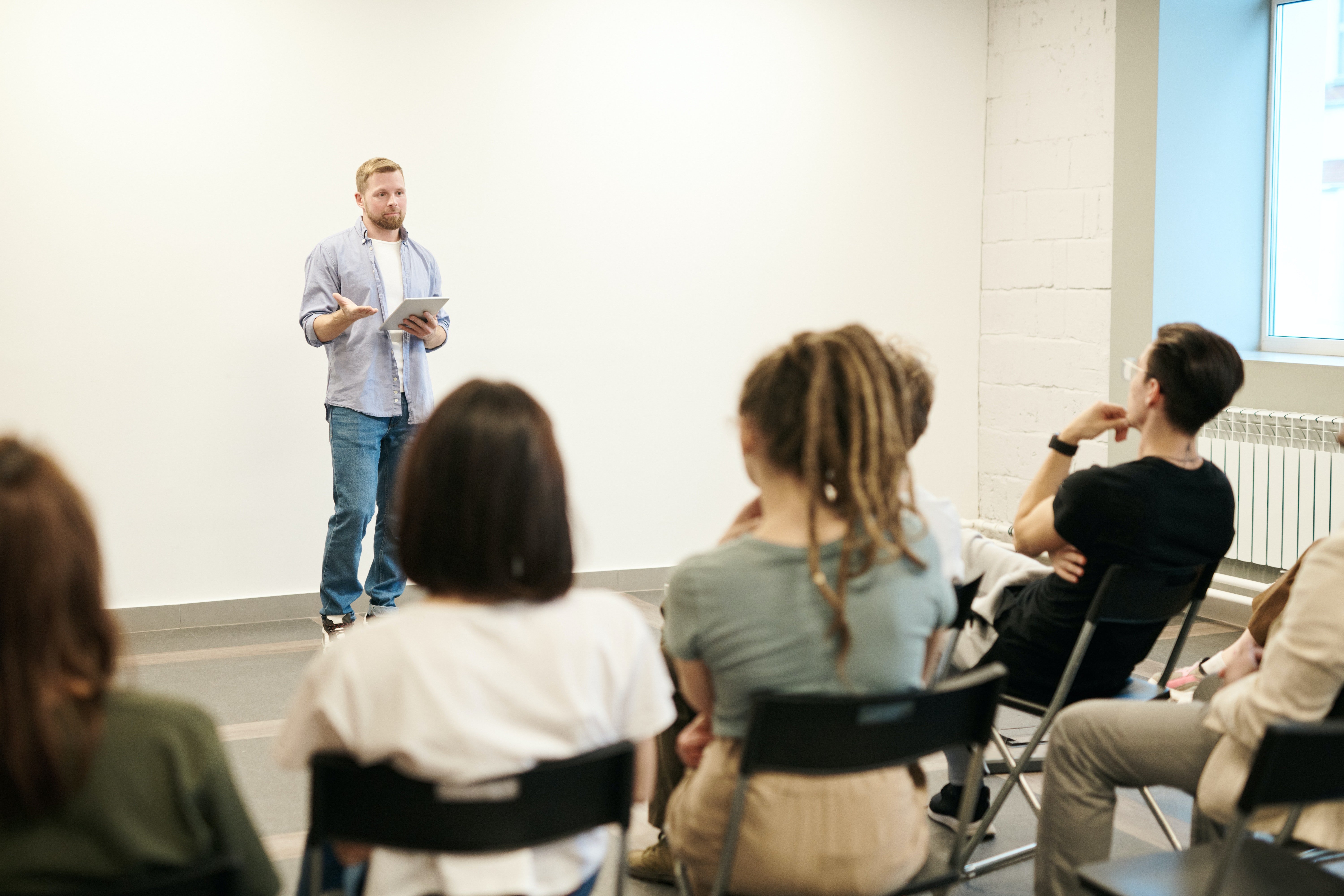 Tyler addressed Cassey's classmates | Photo: Pexels