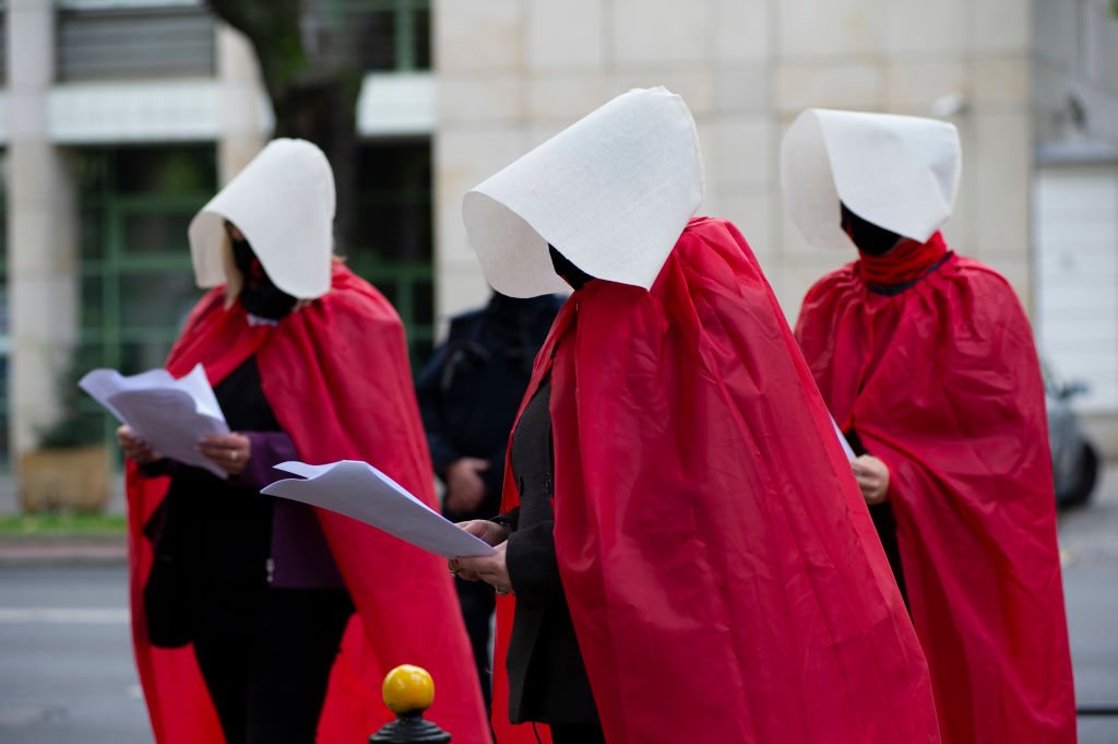 Manifestantes ataviadas con capas rojas y cofia como las "criadas" de 'Handmaid's Tale' en Varsovia, 21 de octubre de 2020. | Foto: Getty Images Manifestantes ataviadas con capas rojas y cofia como las "criadas" de 'Handmaid's Tale' en Varsovia, 21 de octubre de 2020. | Foto: Getty Images