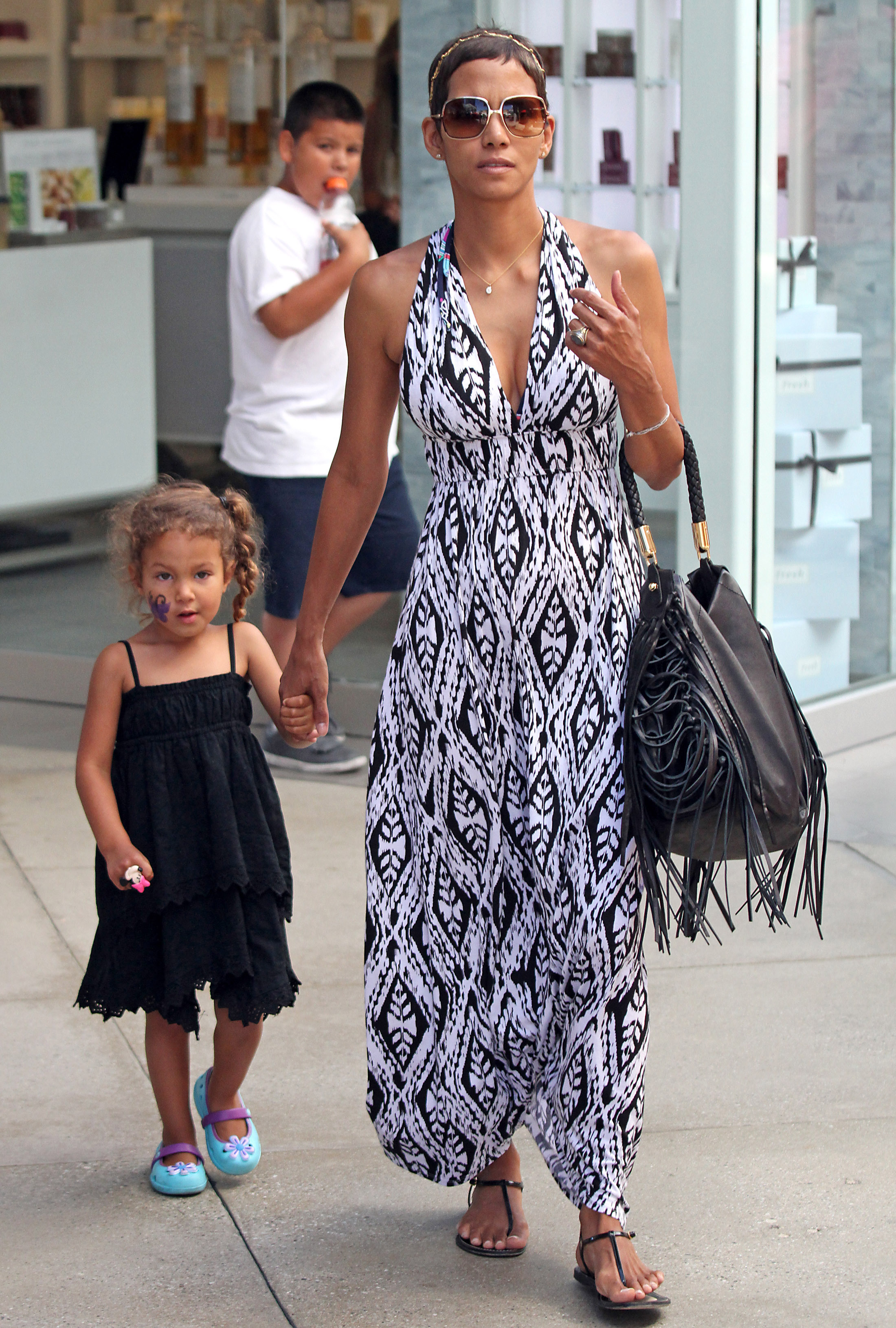 Halle Berry and her daughter Nahla Aubry are seen shopping on July 26, 2011 | Source: Getty Images