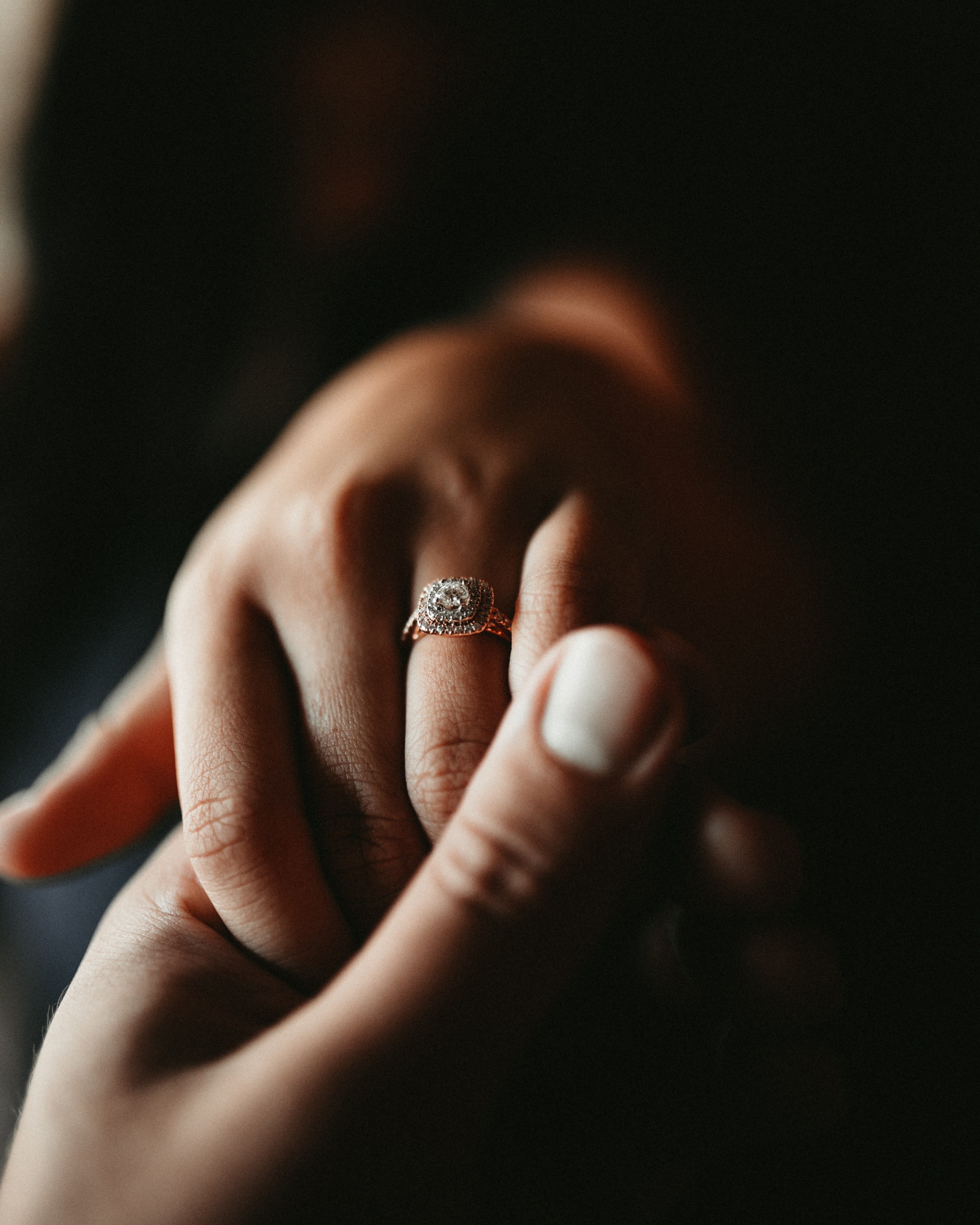 Jared gestand Sandra, dass er sein ganzes Leben lang nach ihr gesucht hatte. | Quelle: Unsplash